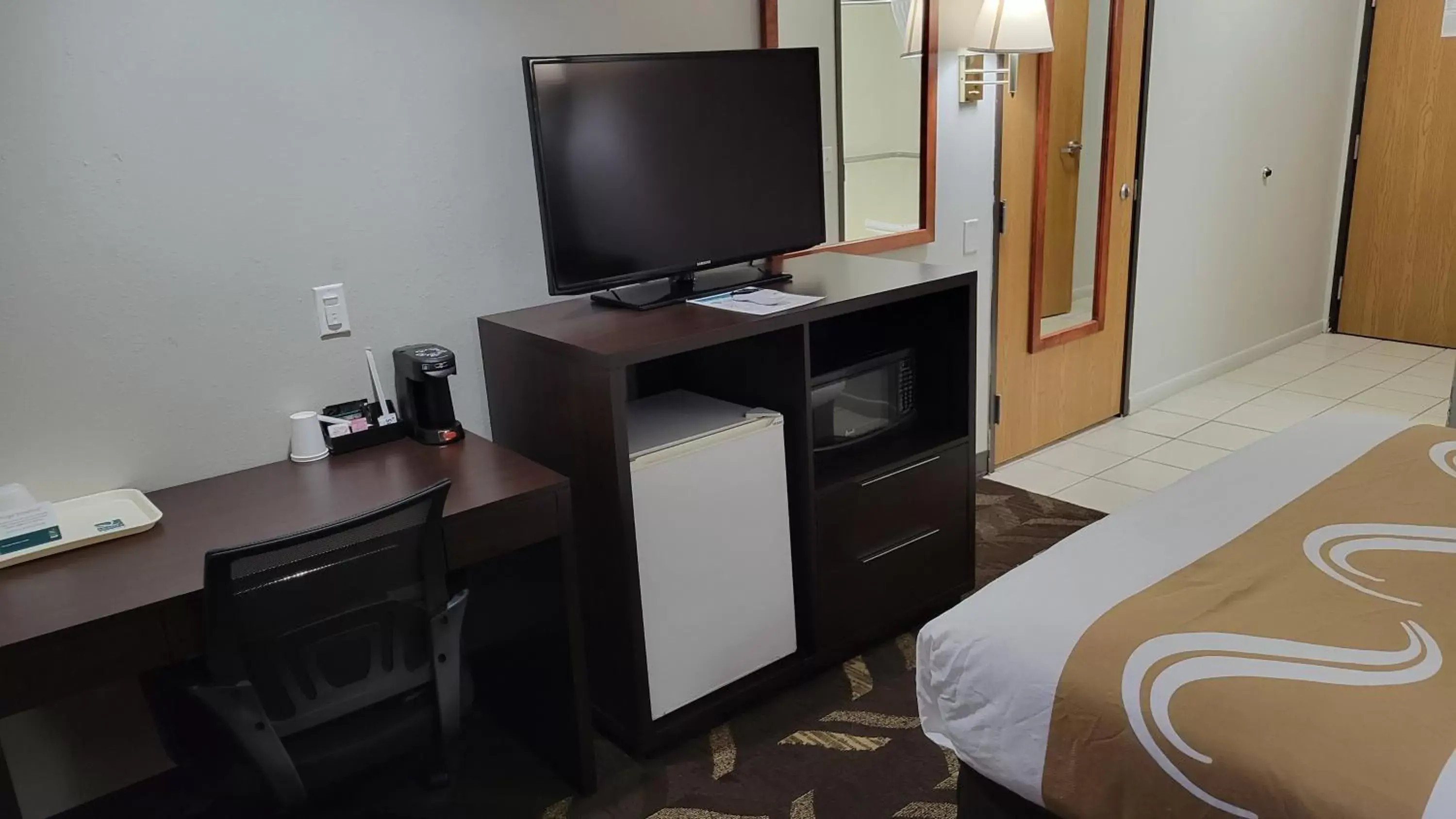 Communal lounge/ TV room, TV/Entertainment Center in Quality Inn & Suites Salina National Forest Area