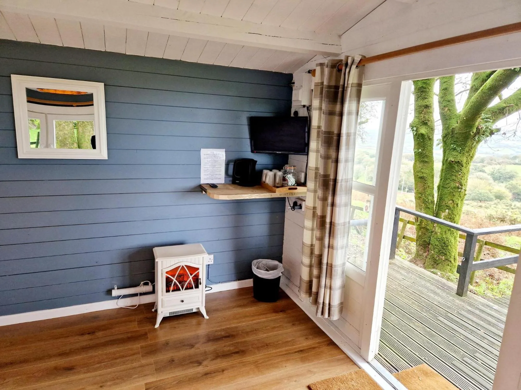 TV and multimedia in Wheal Tor Hotel & Glamping