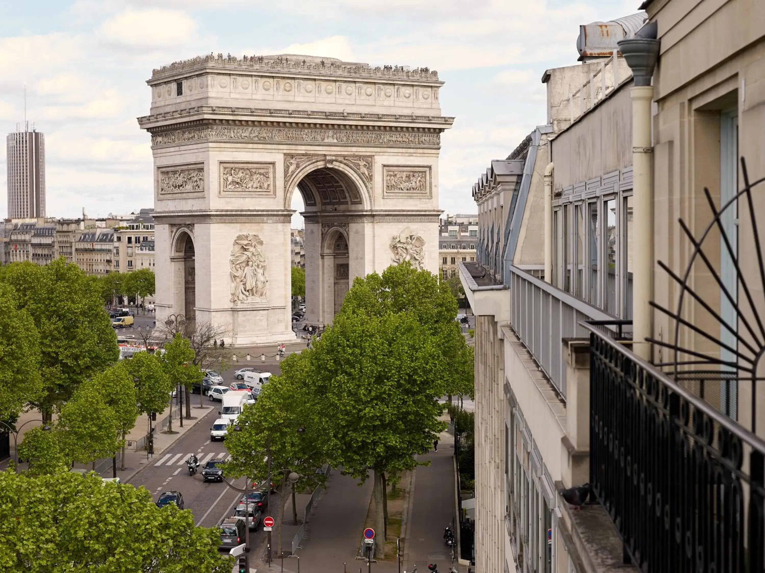 City view in Radisson Blu Hotel Champs Elysees (Pet-friendly)