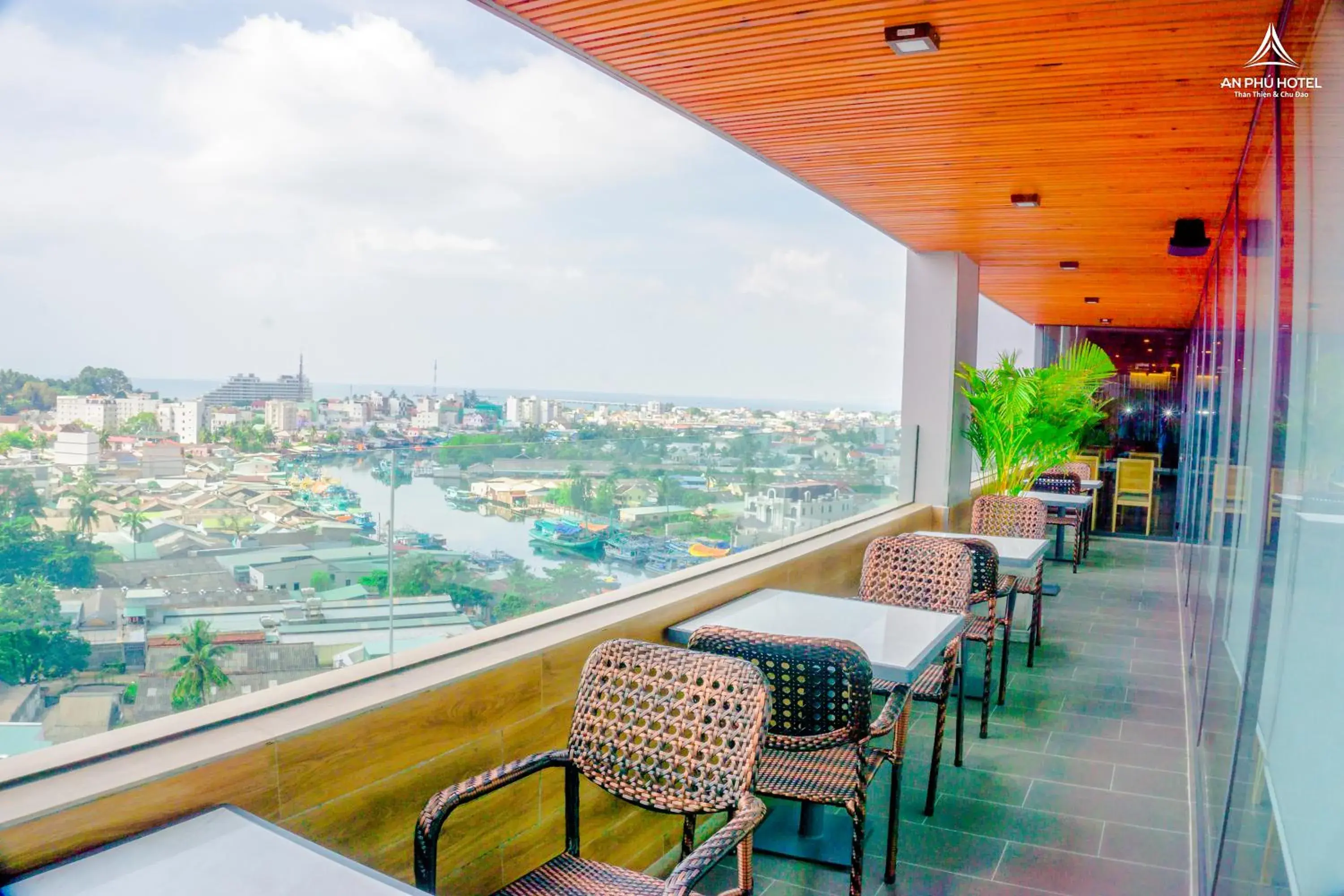 Restaurant/places to eat, Balcony/Terrace in An Phu Hotel