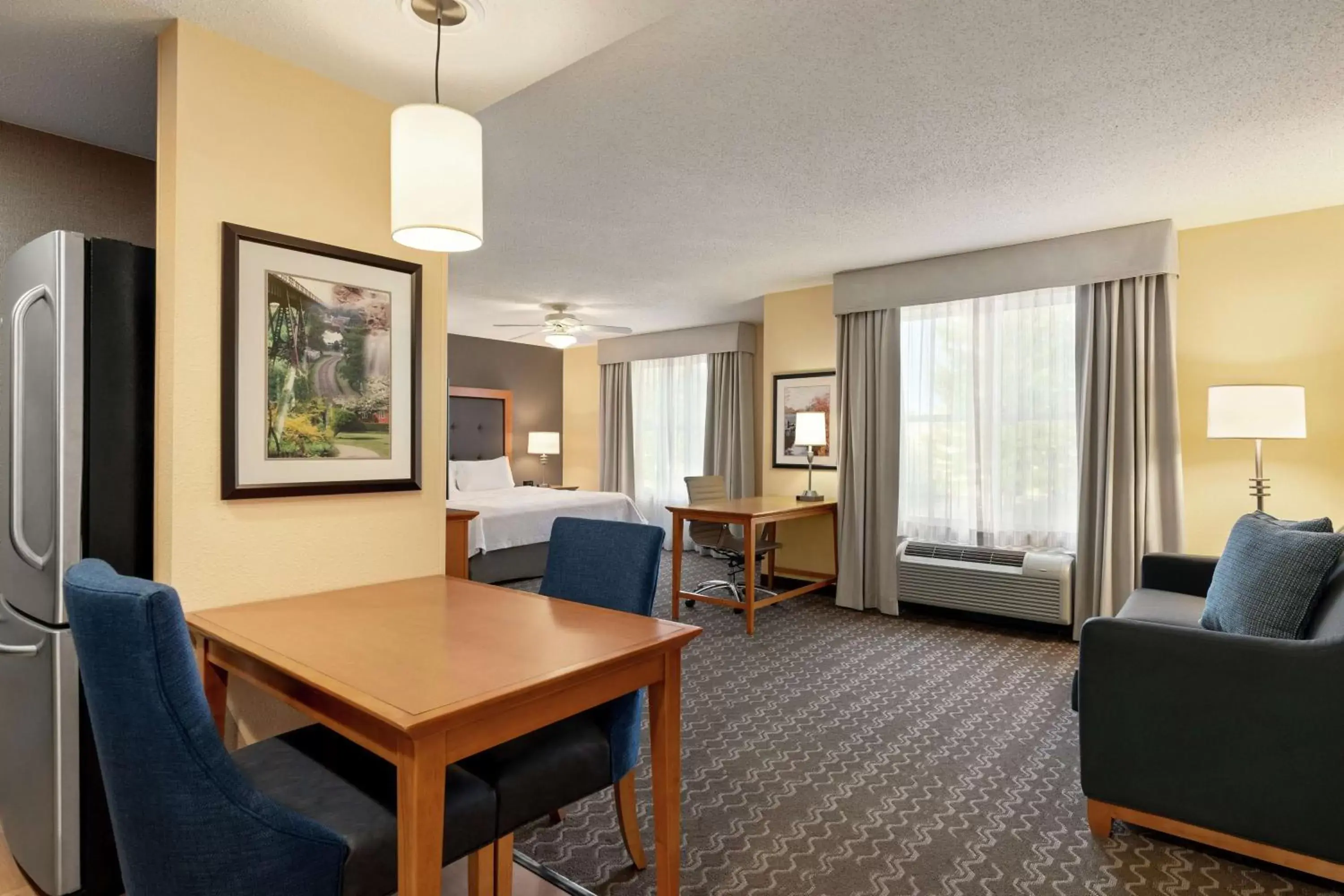 Bedroom, Dining Area in Homewood Suites by Hilton Allentown-Bethlehem Airport
