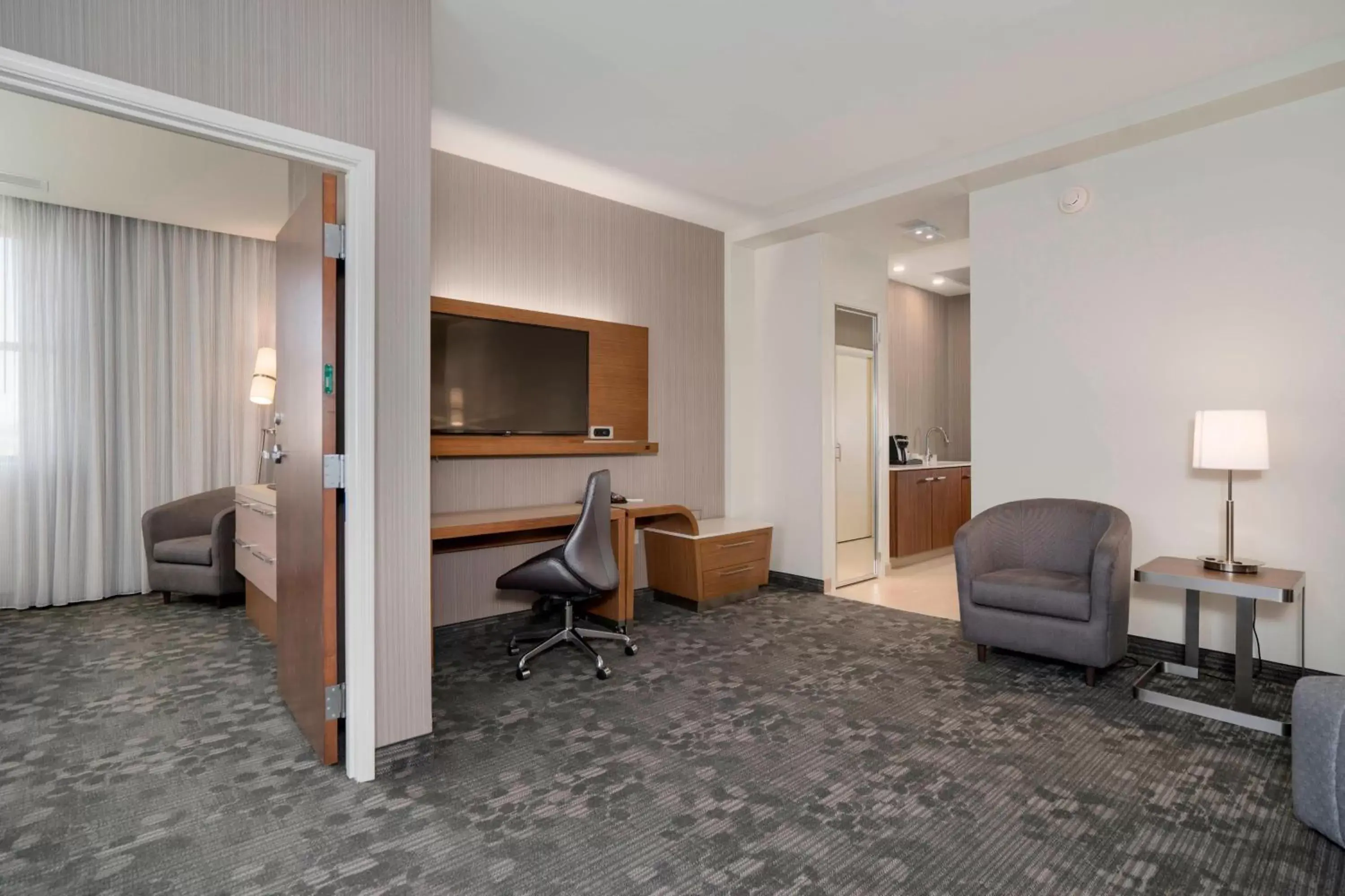 Bedroom, Seating Area in Courtyard by Marriott Niagara Falls, USA