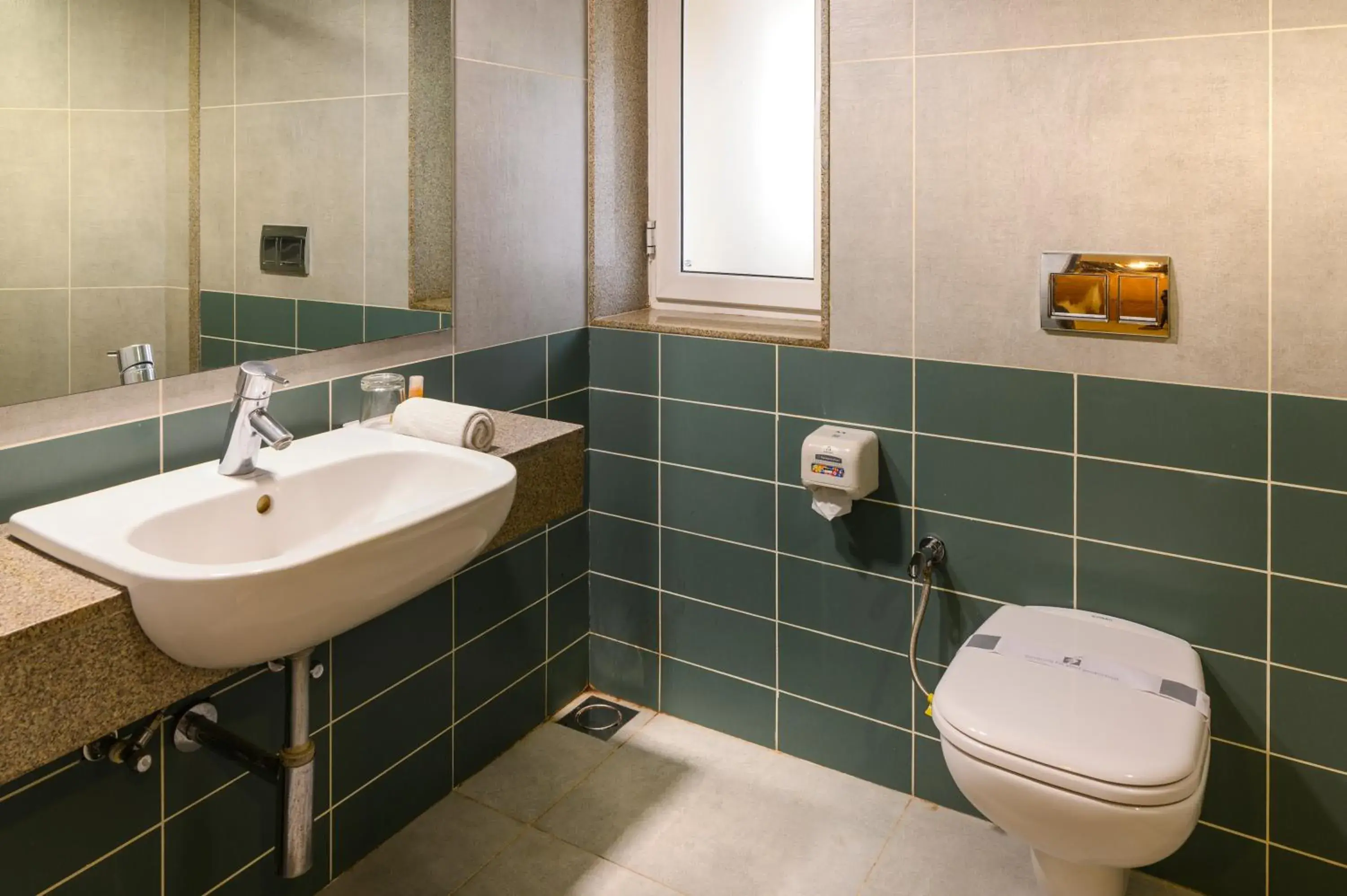 Toilet, Bathroom in Budget Inn Bellevue