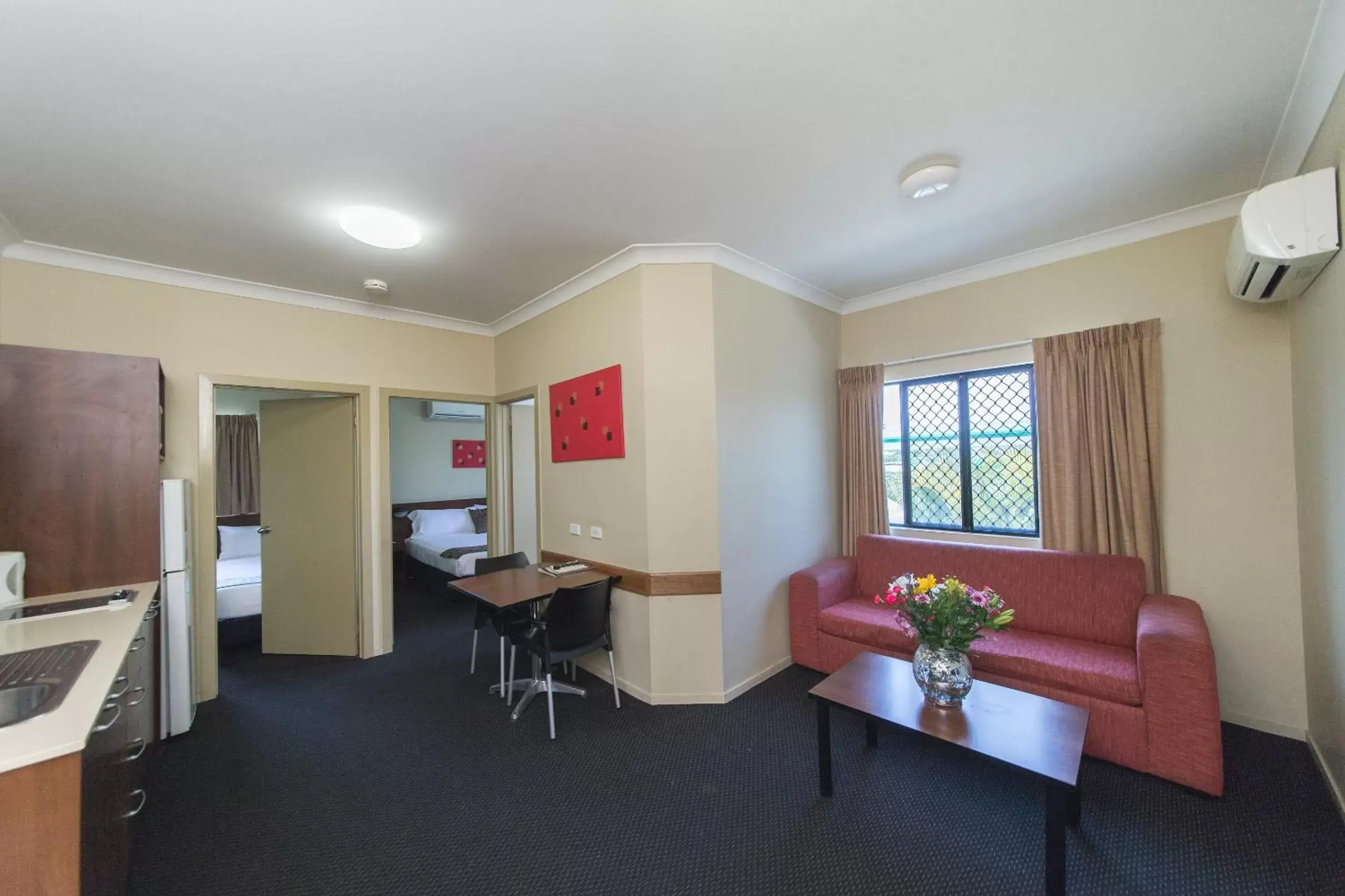 Living room, Seating Area in Rocky Resort Motor Inn