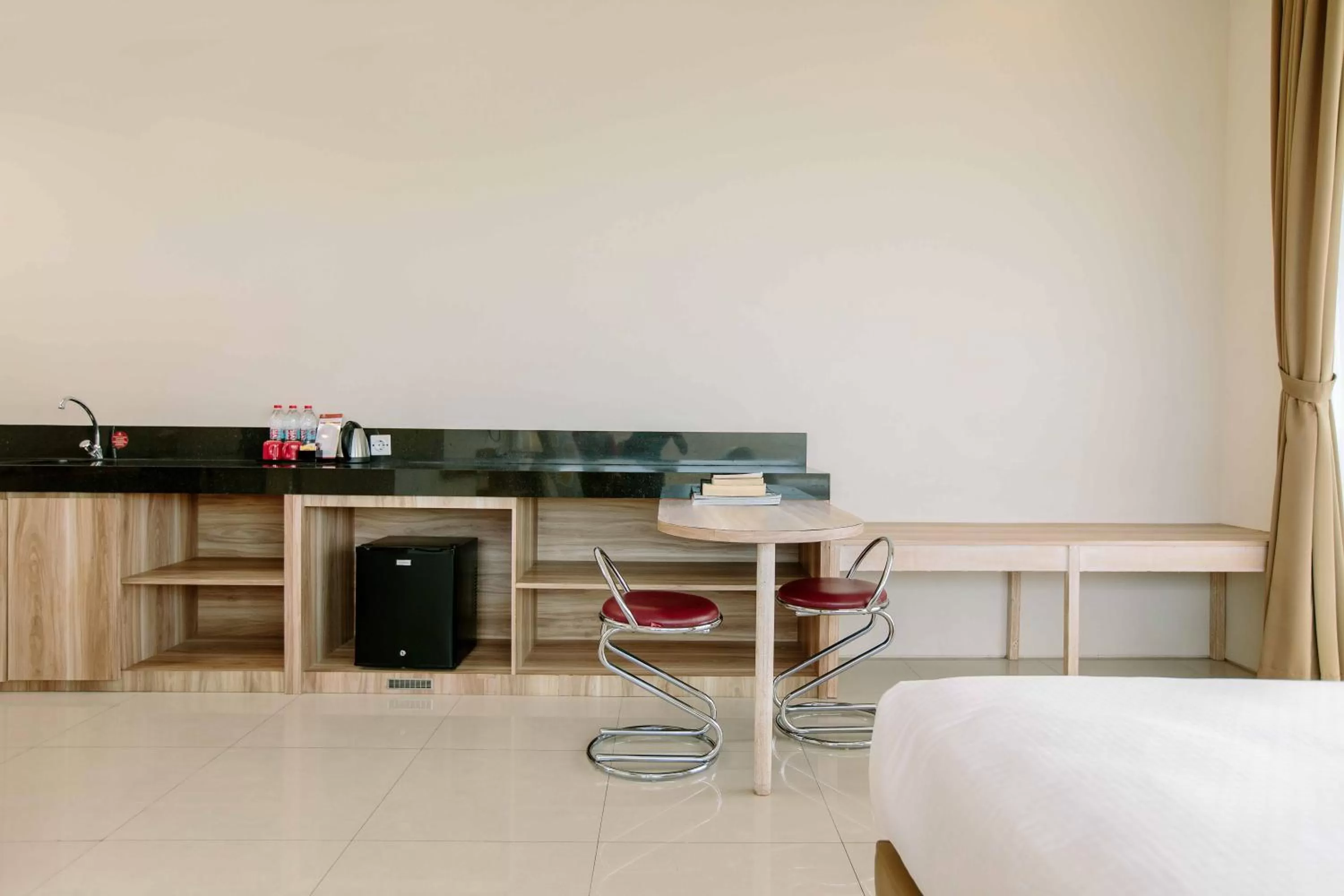 Coffee/tea facilities in Mahogany Hotel