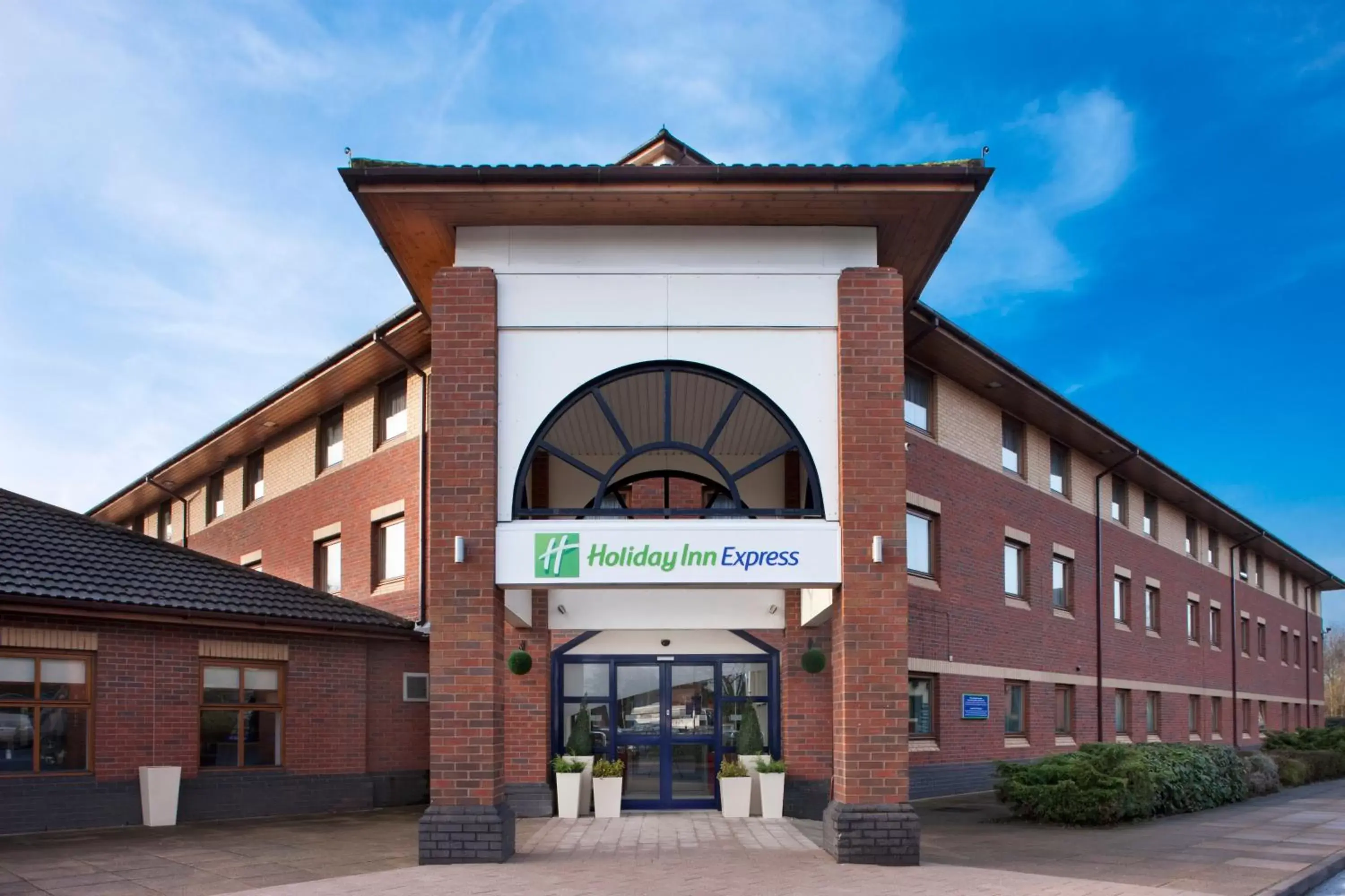 Property Building in Holiday Inn Express Warwick - Stratford-upon-Avon, an IHG Hotel