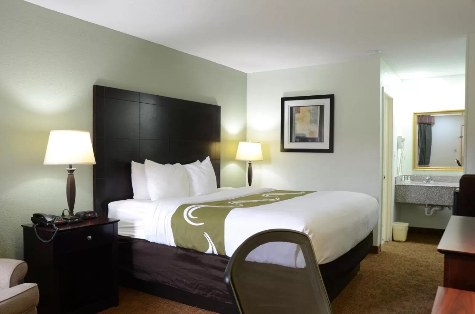 Bed in Quality Inn & Suites Covington