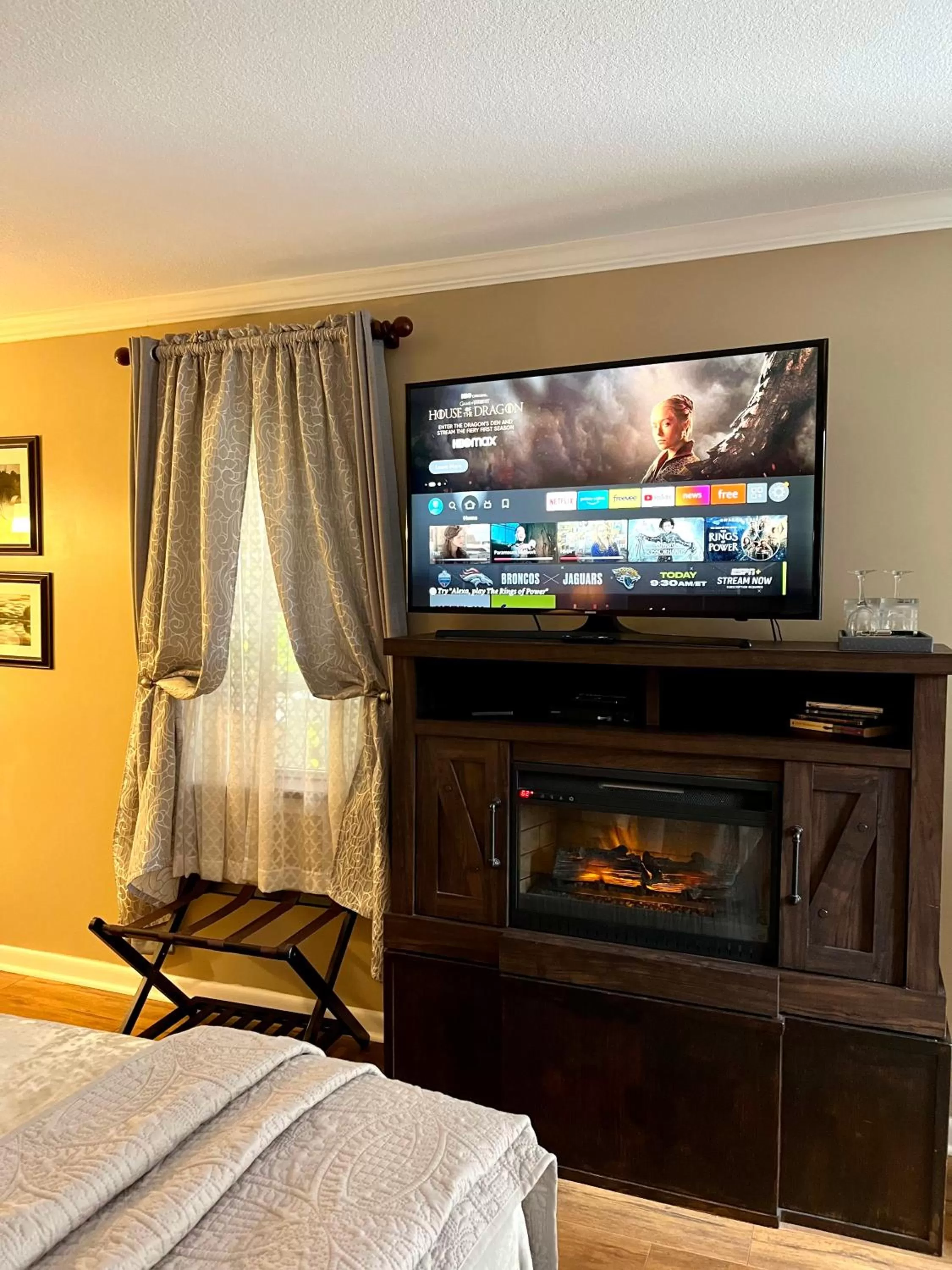 TV and multimedia, TV/Entertainment Center in Grafton Lodge