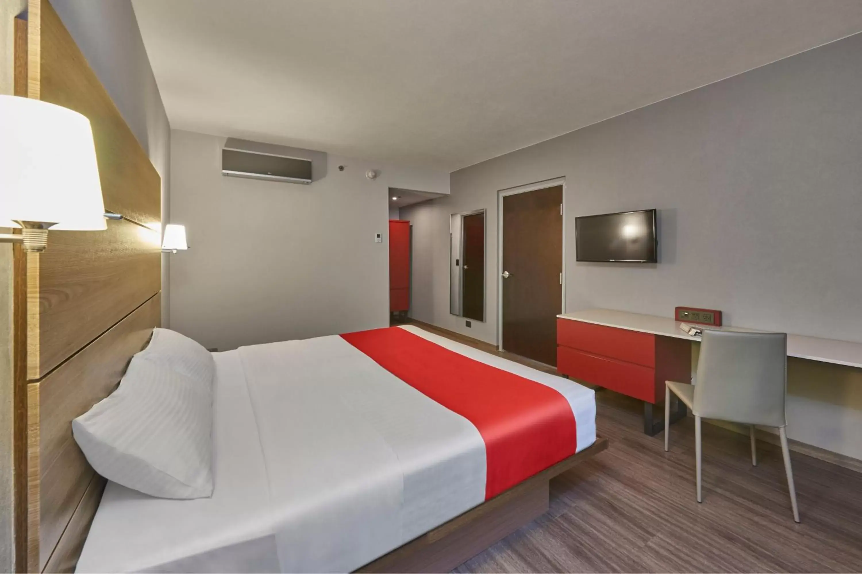 Photo of the whole room, Bed in City Express Plus by Marriott Insurgentes Sur
