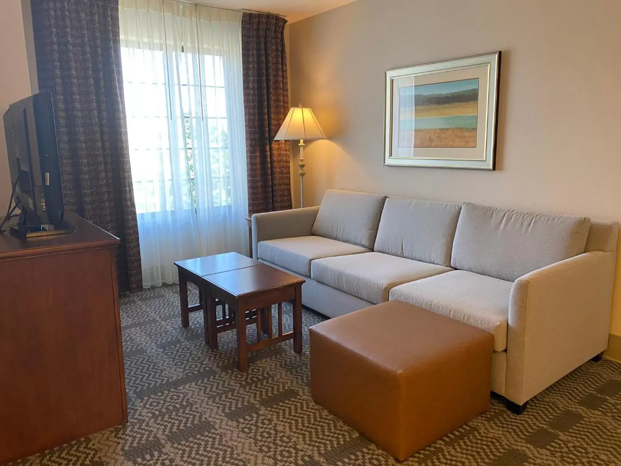 Photo of the whole room, Seating Area in Staybridge Suites Milwaukee West-Oconomowoc, an IHG Hotel