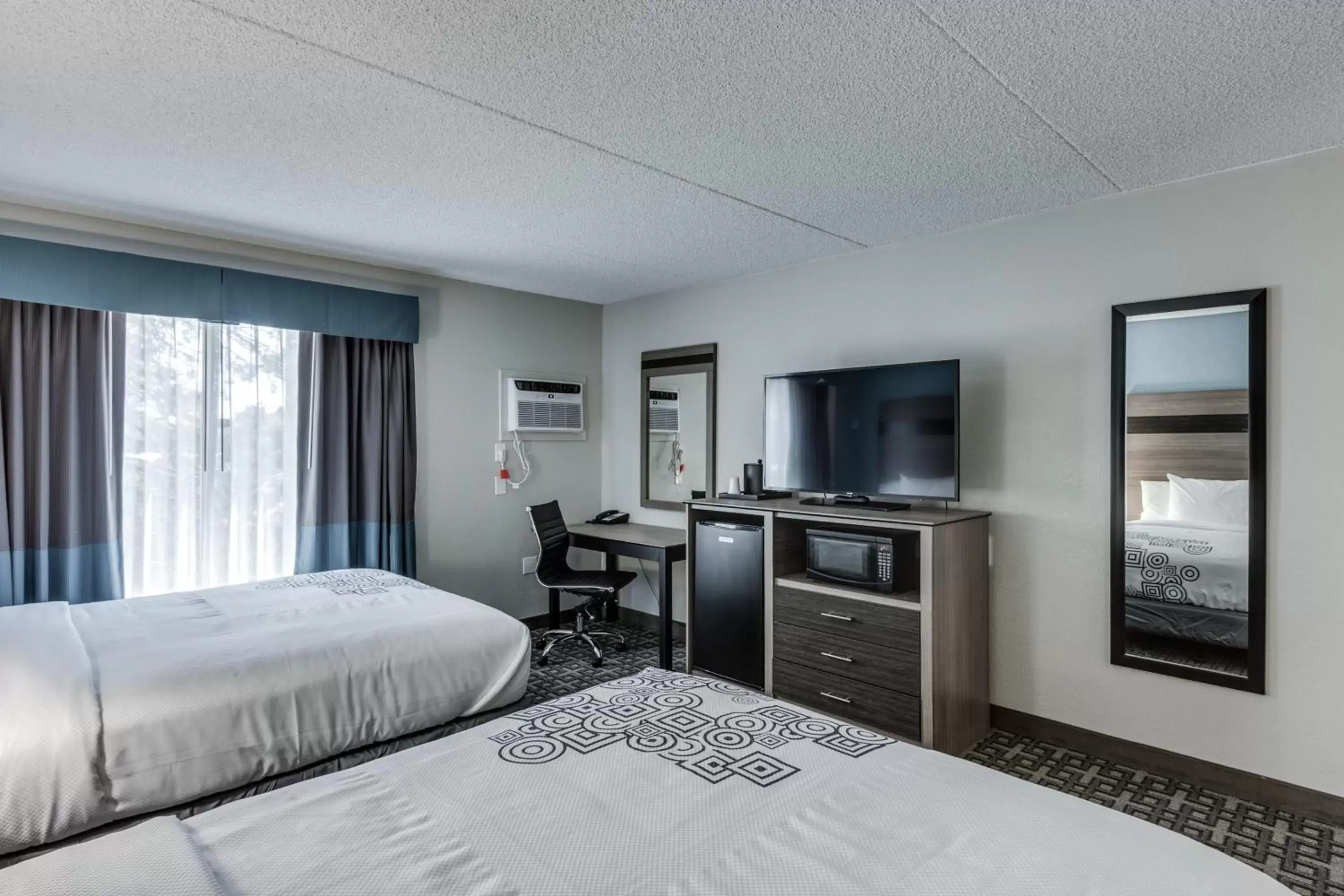 Photo of the whole room, Bed in Days Inn & Suites by Wyndham Spokane