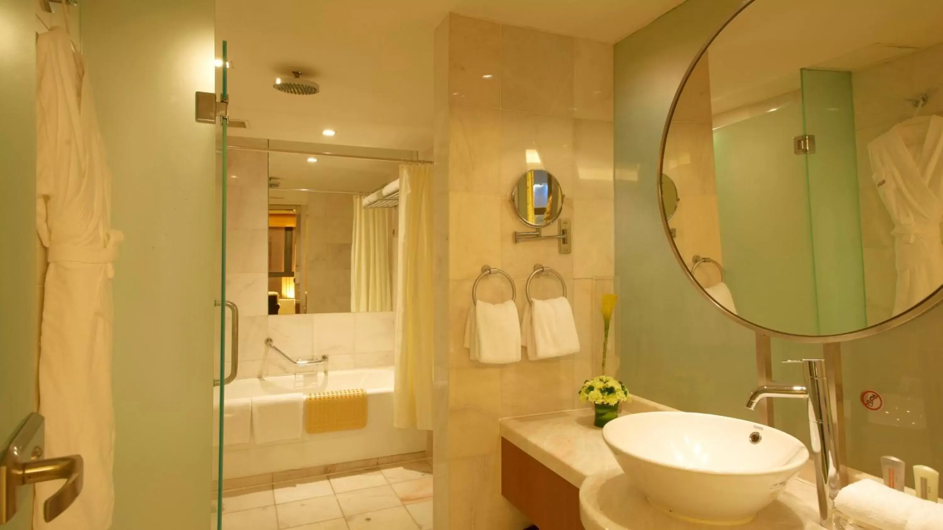 Photo of the whole room, Bathroom in Guo Ji Yi Yuan Hotel