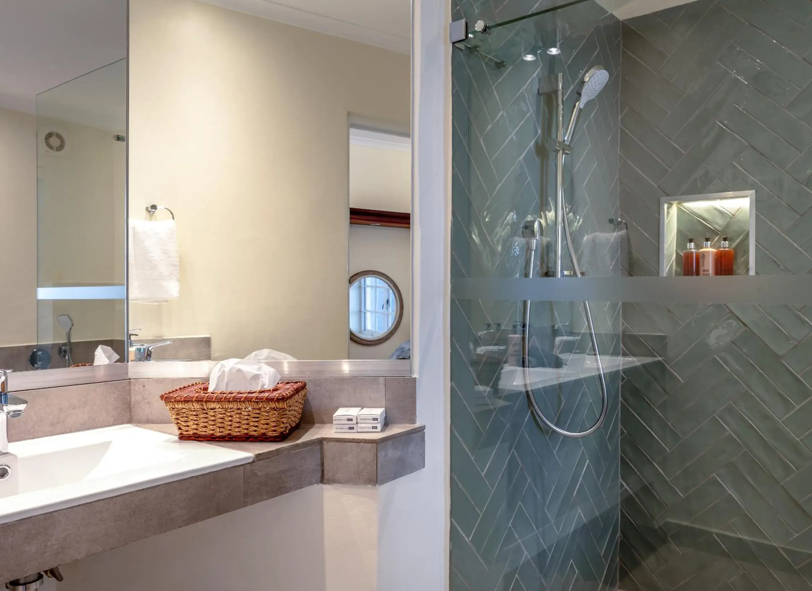 Shower, Bathroom in Wedgeview Country House & Spa