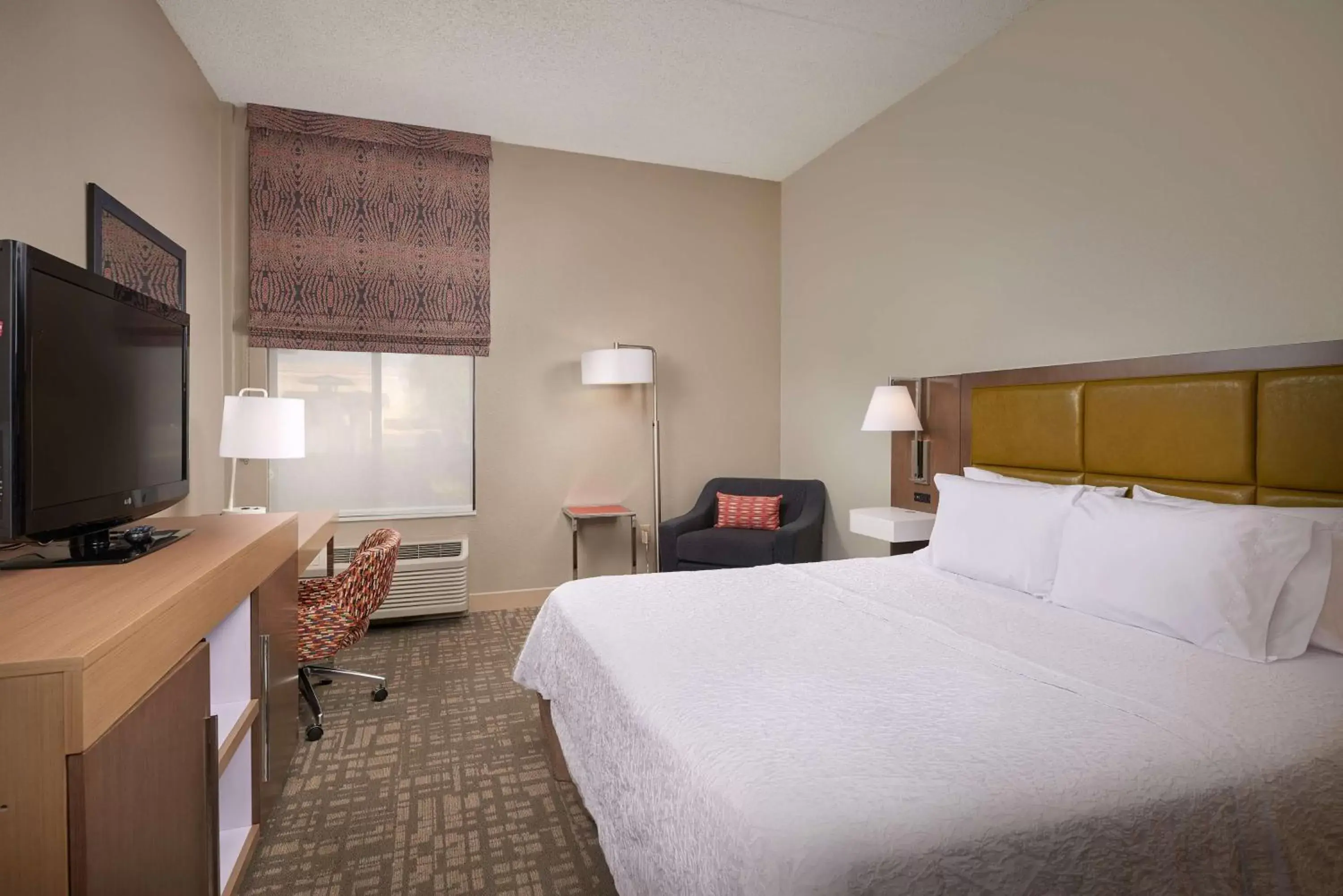 Photo of the whole room, Bed in Hampton Inn Phoenix/Anthem