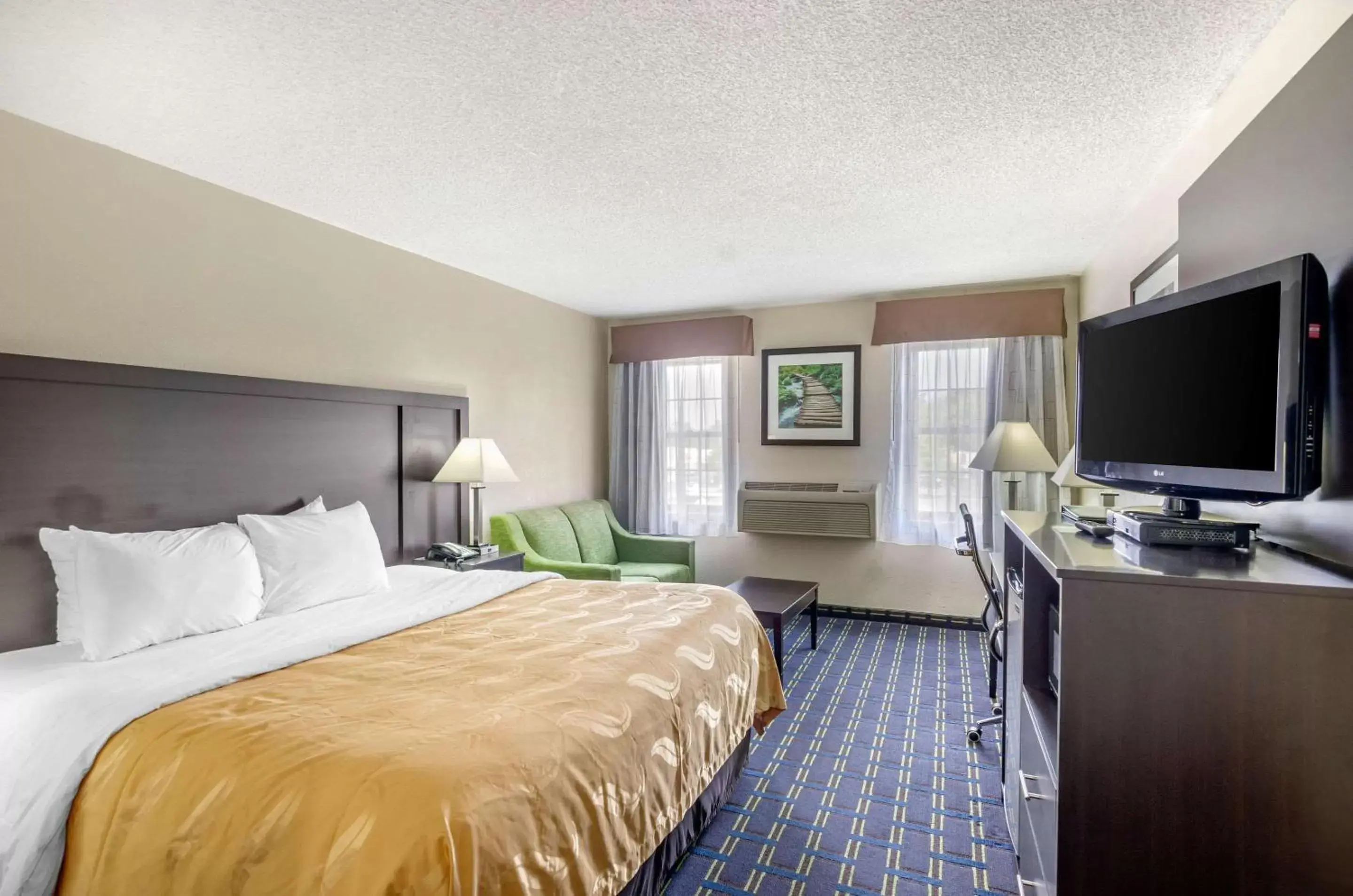 Photo of the whole room, TV/Entertainment Center in Quality Inn Waynesboro