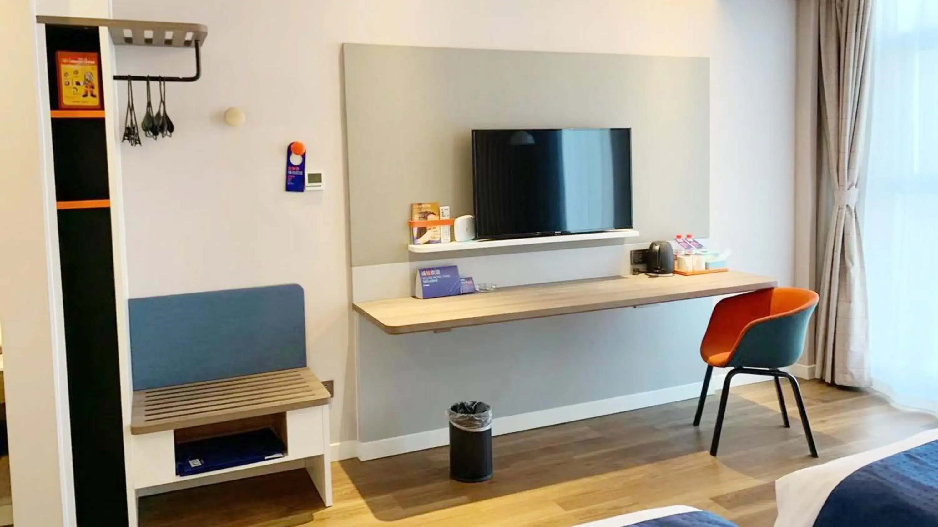 Photo of the whole room, TV/Entertainment Center in Holiday Inn Express Linyi West, an IHG Hotel