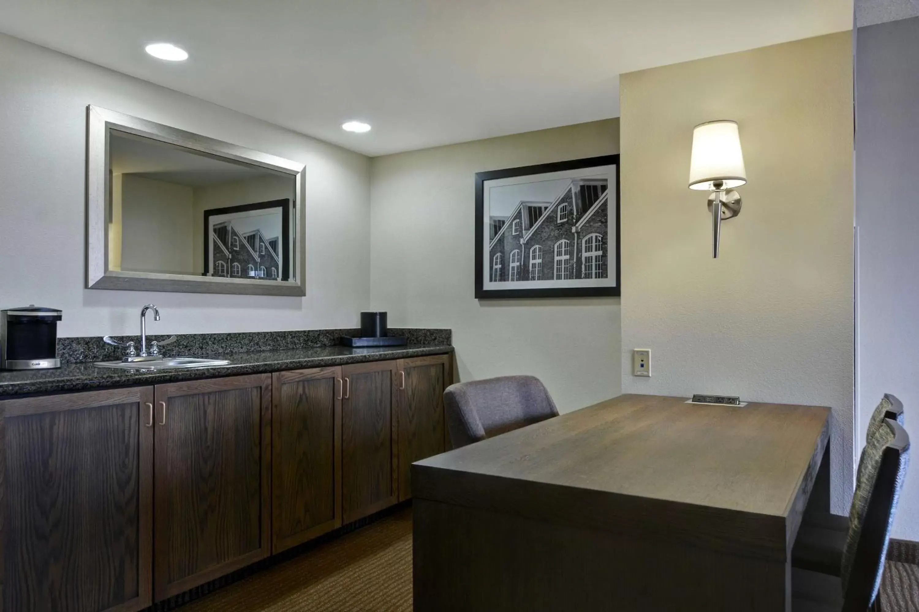 Photo of the whole room, Kitchen/Kitchenette in Embassy Suites Winston-Salem