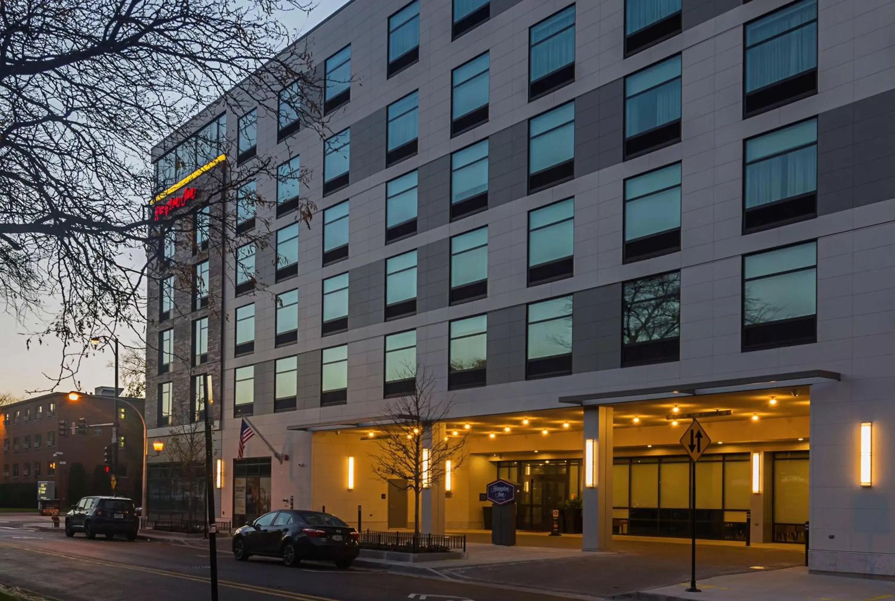 Property Building in Hampton Inn Chicago North-Loyola Station, Il