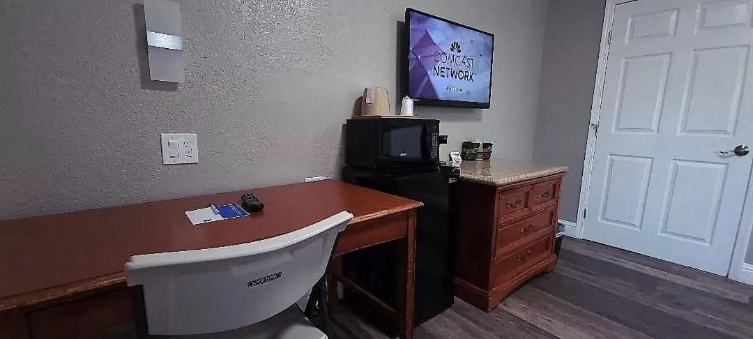 TV and multimedia in Rodeway Inn Chico University Area