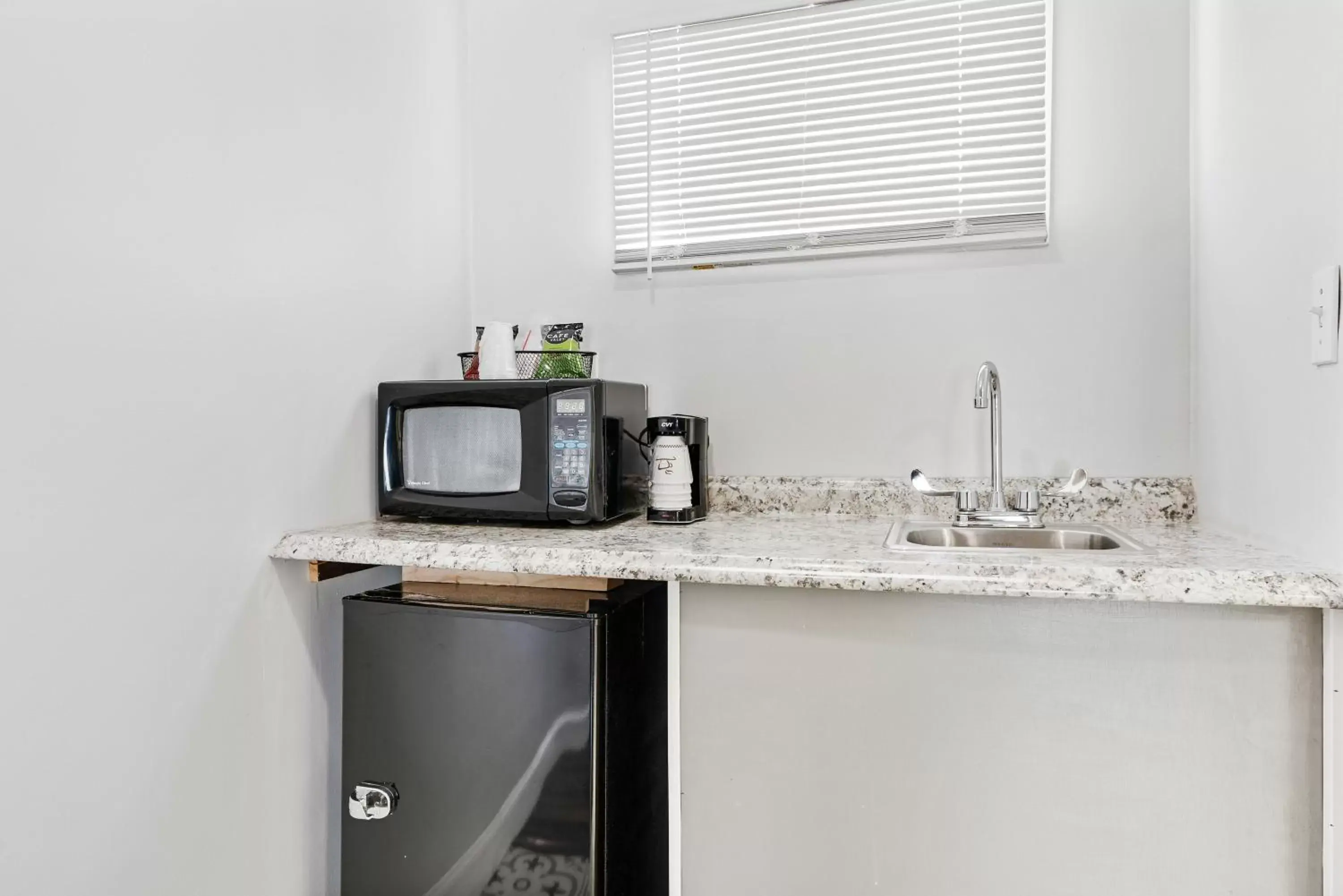 Kitchen/Kitchenette in FairBridge Inn and Suites West Point