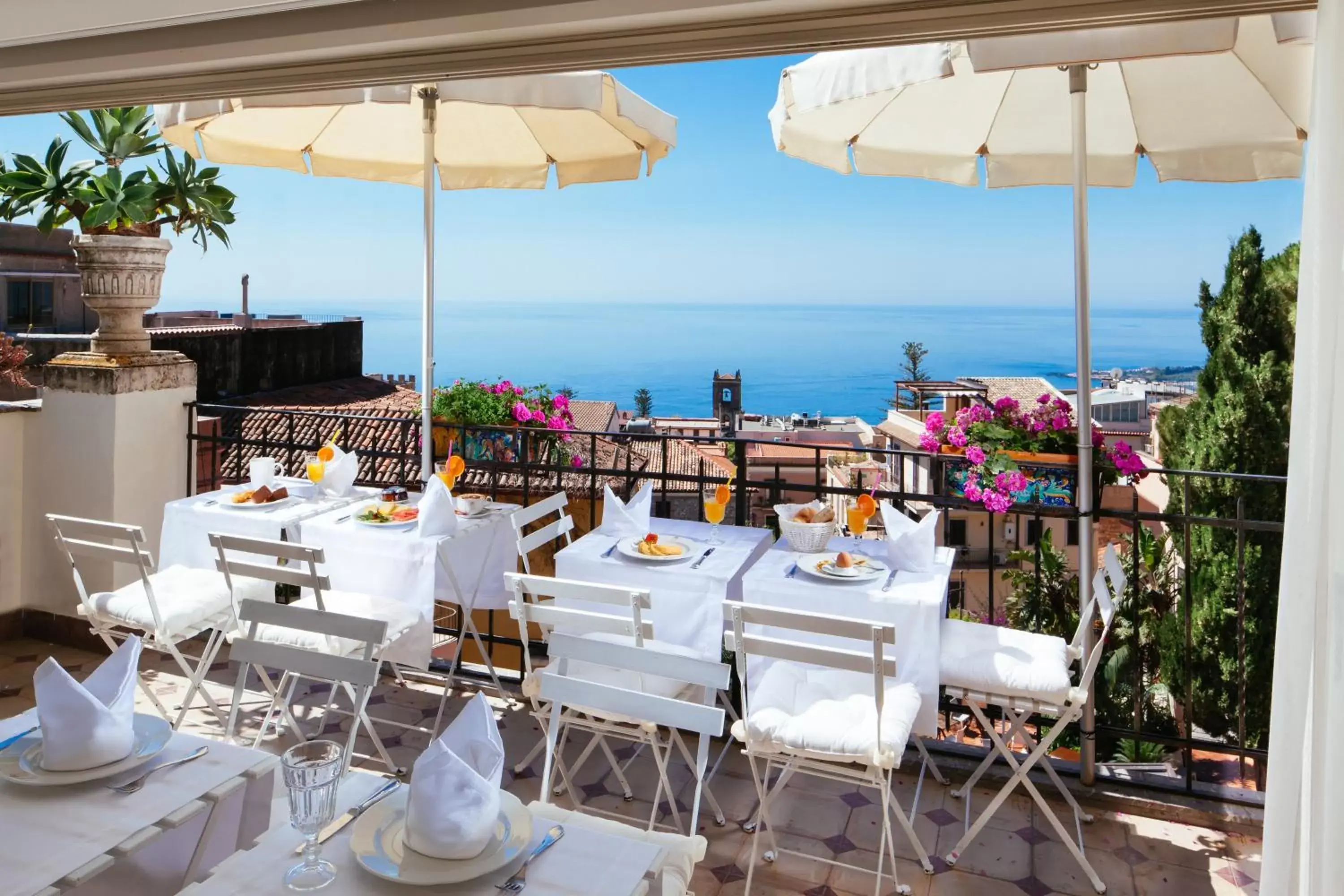 Restaurant/Places to Eat in Hotel Villa Taormina