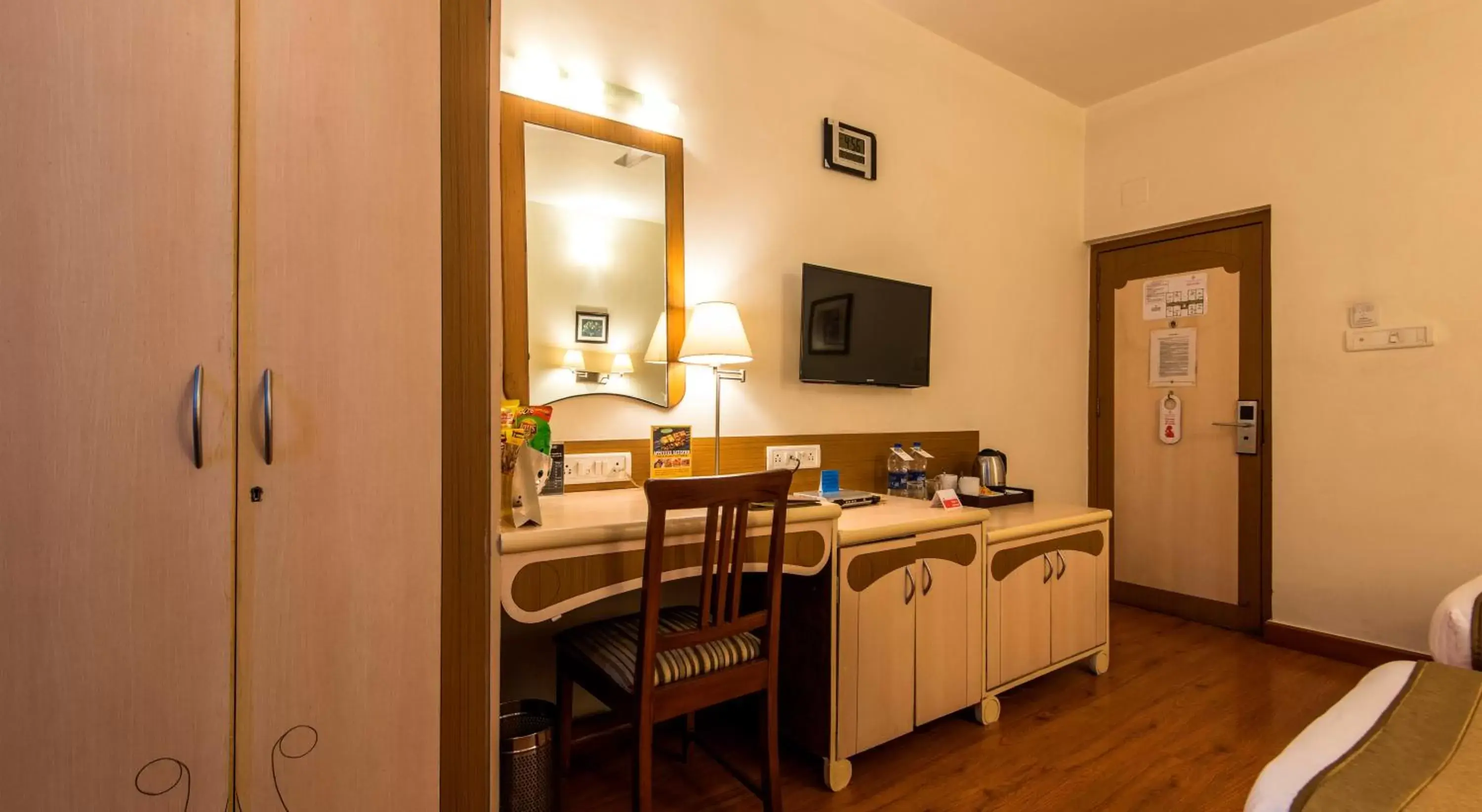 hair dresser, TV/Entertainment Center in Hotel Park Central Comfort- E- Suites