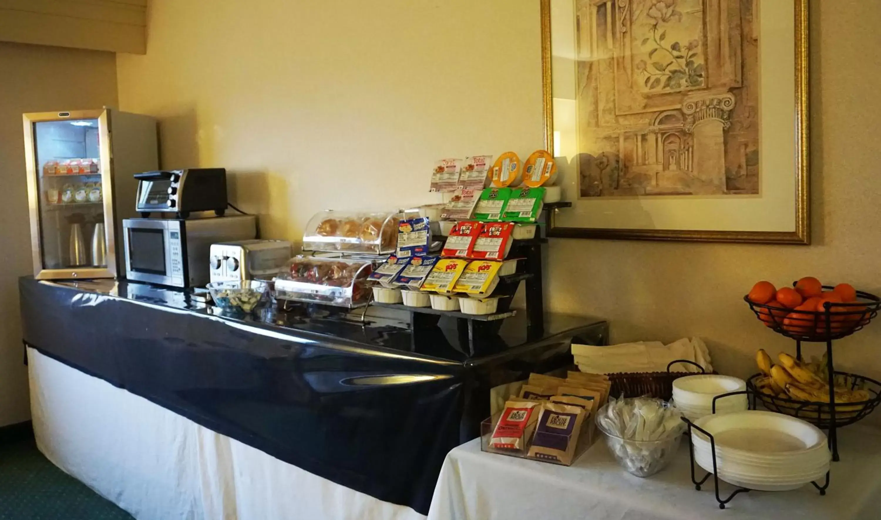 Coffee/tea facilities, Restaurant/Places to Eat in Modesto Hotel - Gateway to Yosemite