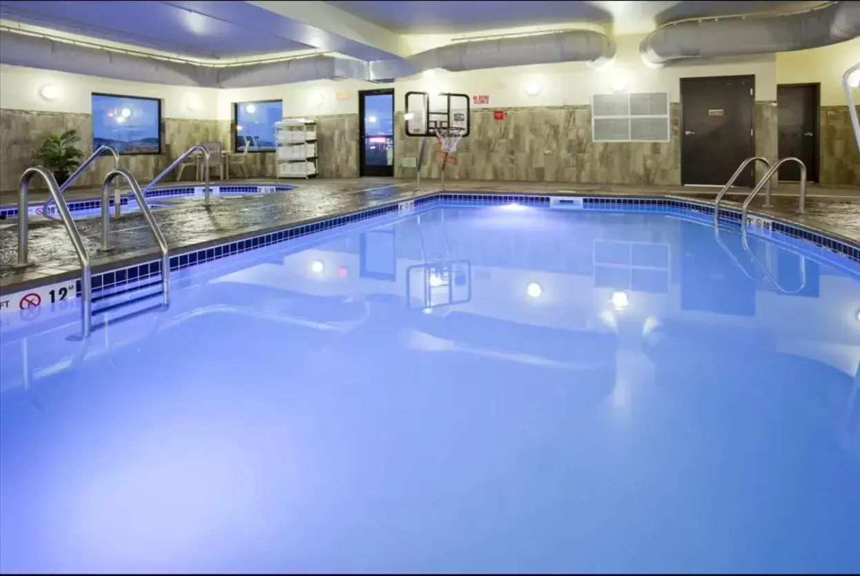 Pool view, Swimming Pool in Expressway Suites of Grand Forks