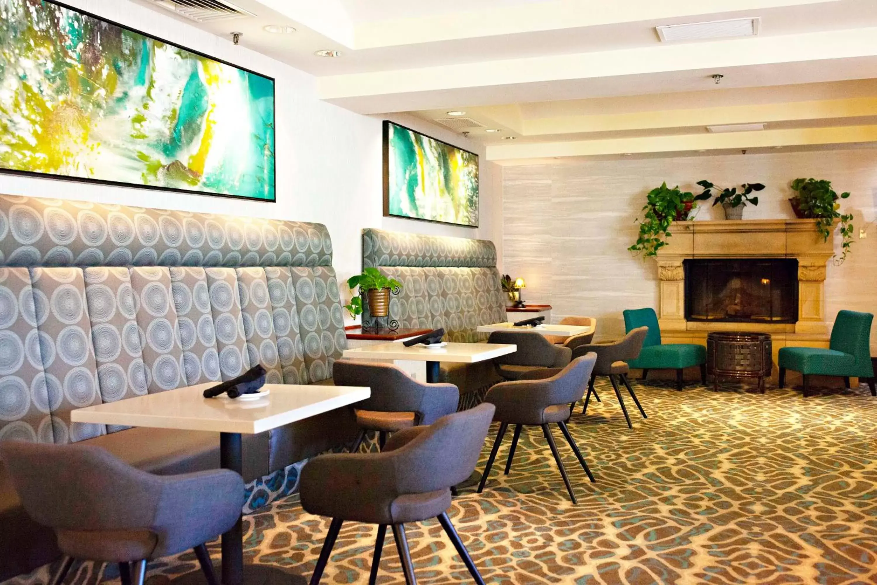 Lounge or bar, Lounge/Bar in Crowne Plaza Cabana Hotel, an IHG Hotel