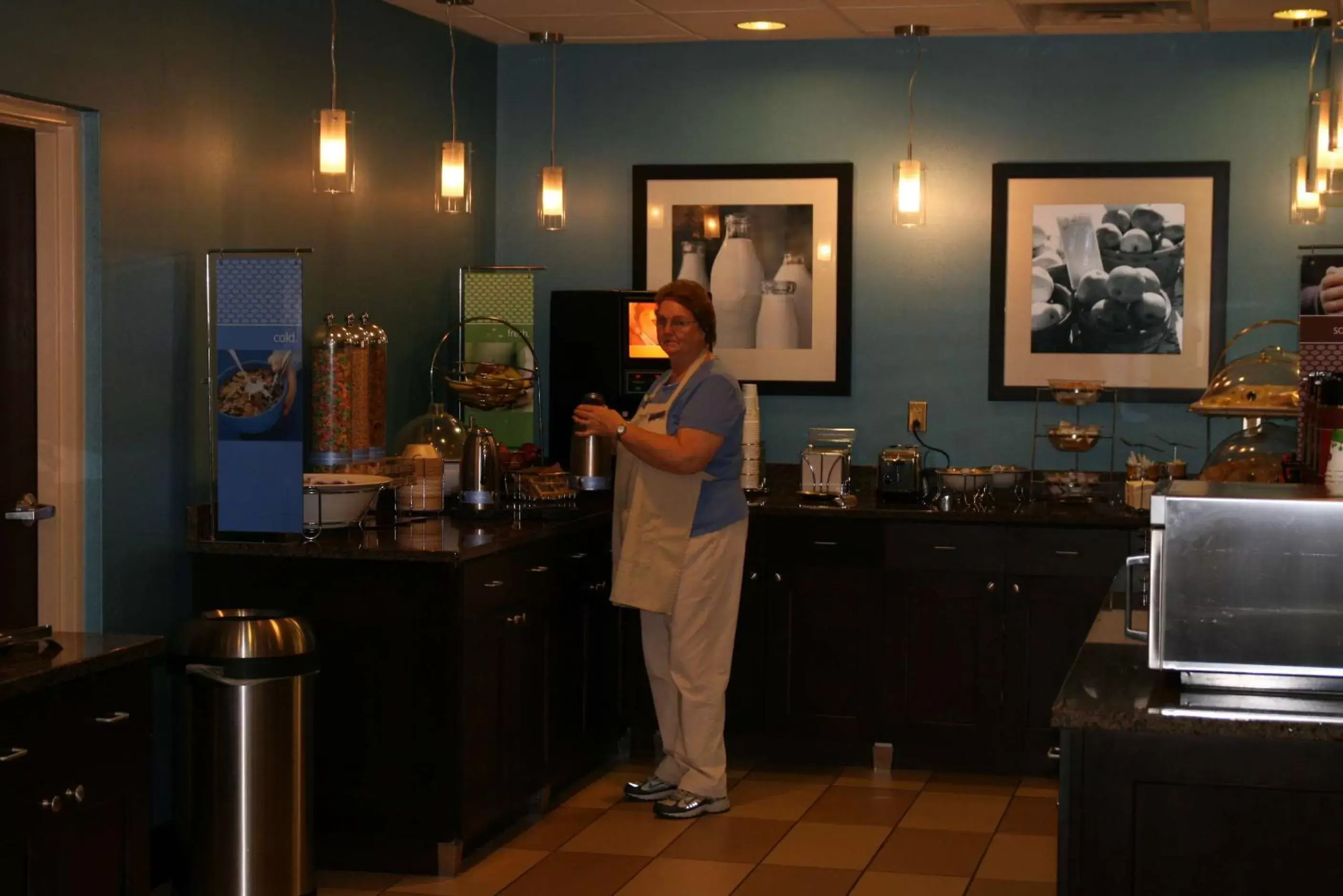 Dining area in Hampton Inn Edenton