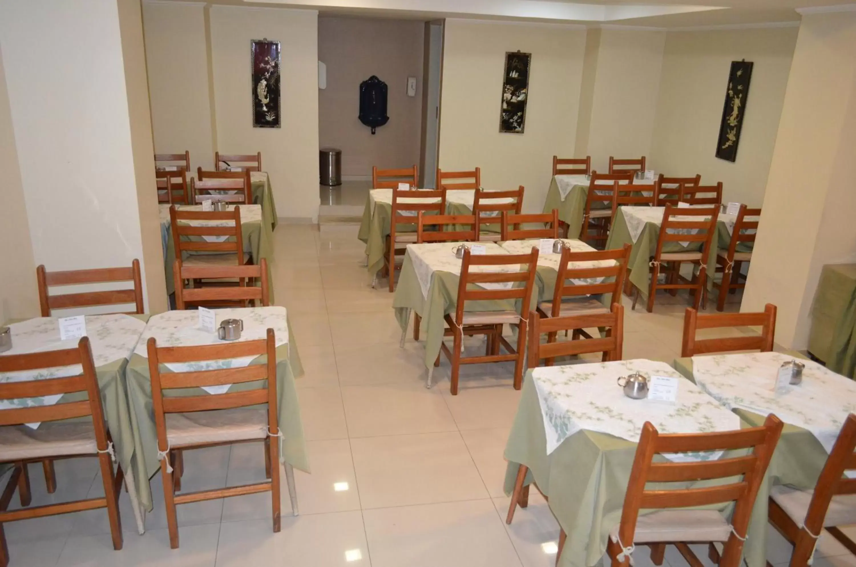 Restaurant/places to eat in Lux Hotel Restaurant/places to eat in Lux Hotel