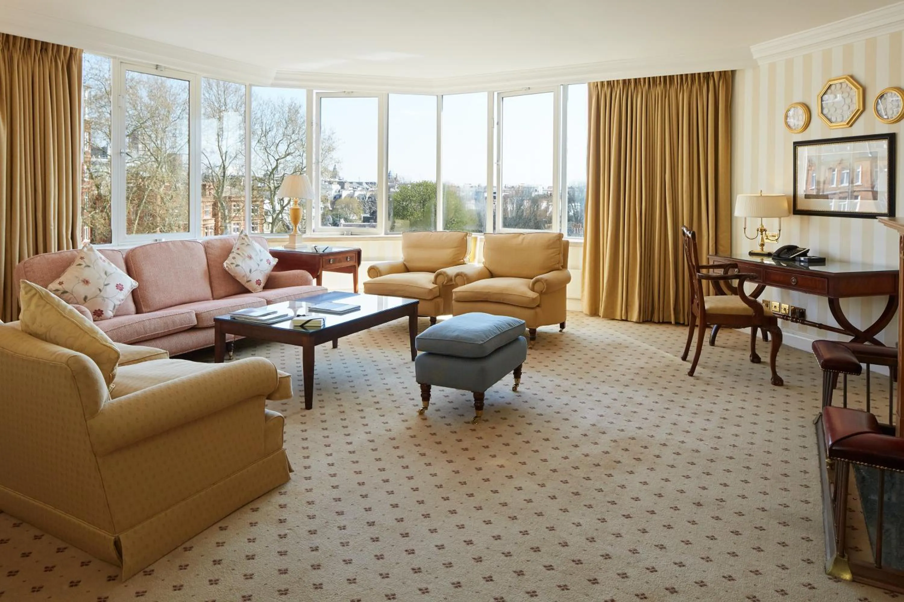 Living room in Cheval Thorney Court at Hyde Park