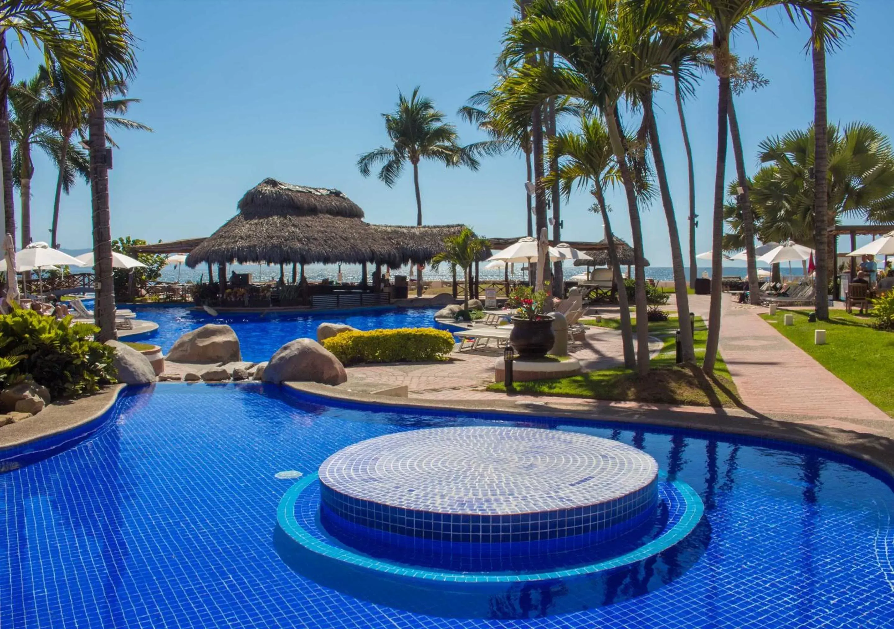 Lounge or bar, Swimming Pool in Plaza Pelicanos Grand Beach Resort All Inclusive