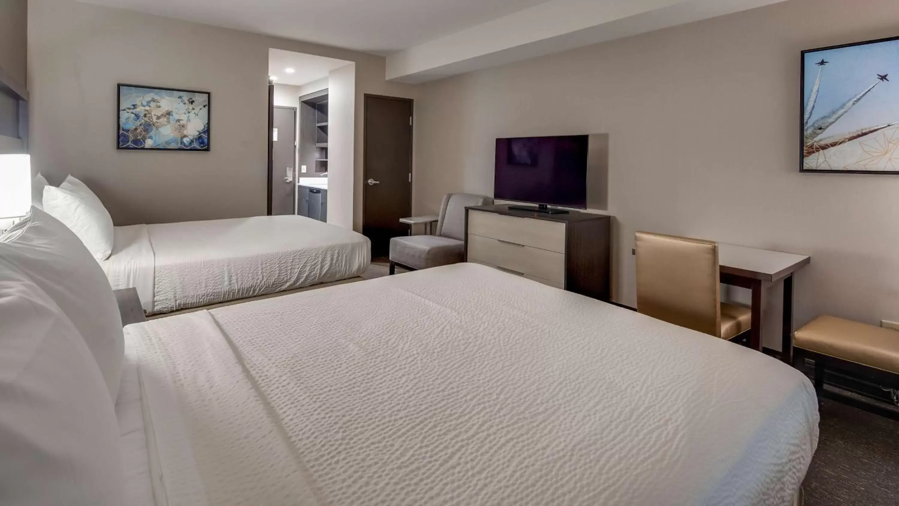 Photo of the whole room, Bed in Best Western Plus Executive Residency Rigby's Water World Hotel