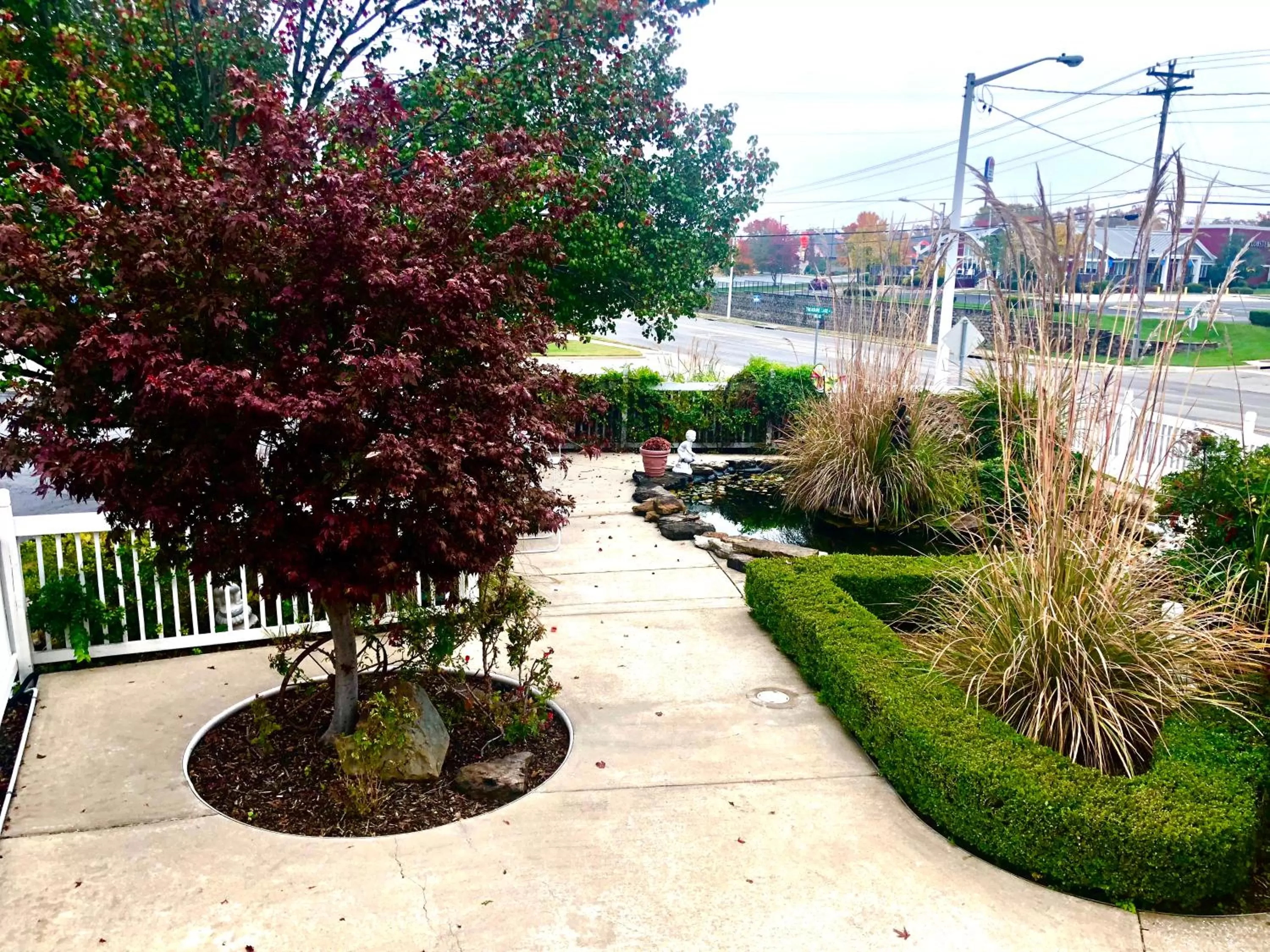 Garden in Honeysuckle Inn & Conference Center