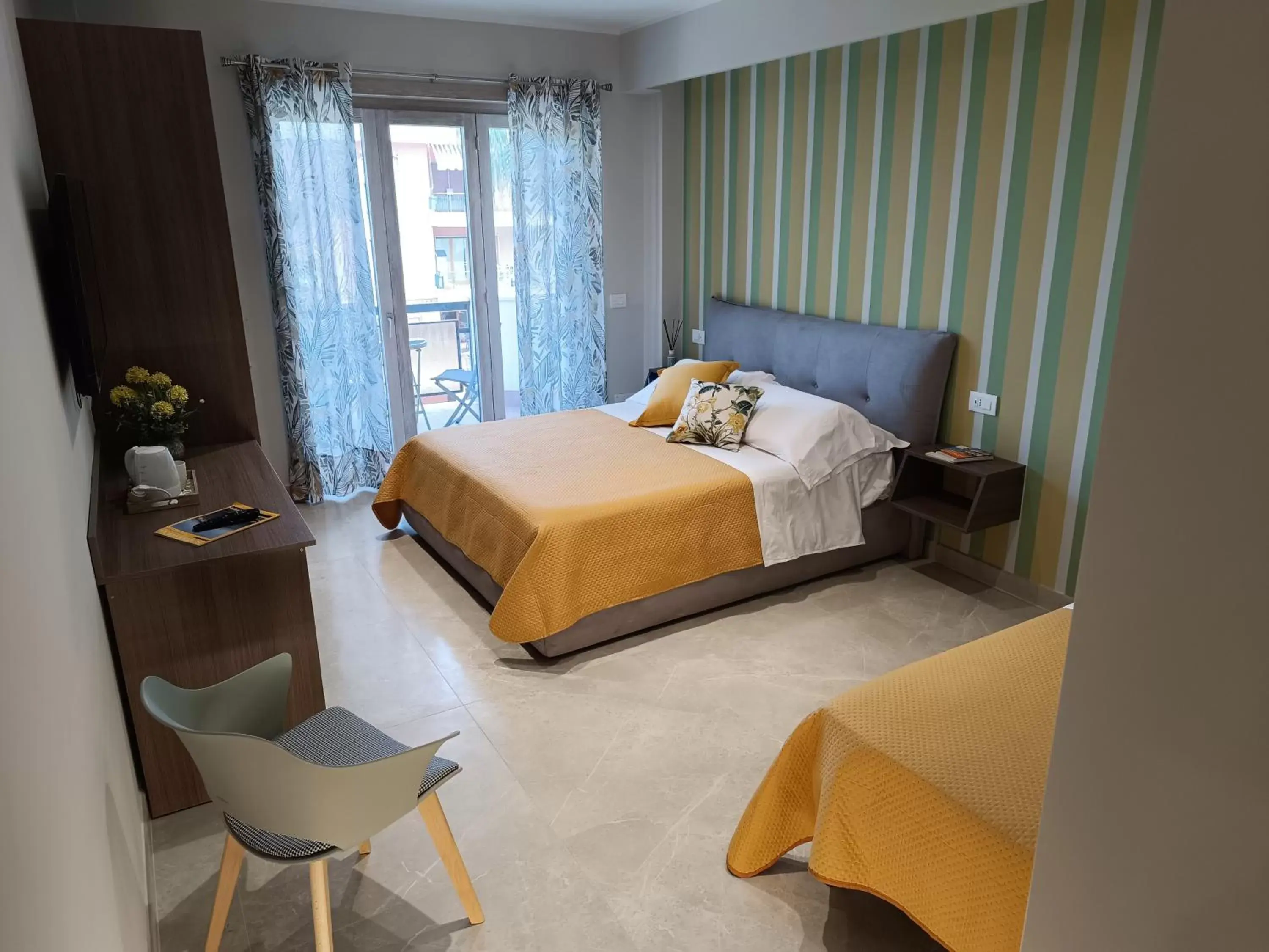 Deluxe Triple Room in Maison Tullio Sorrento Deluxe Triple Room in Maison Tullio Sorrento