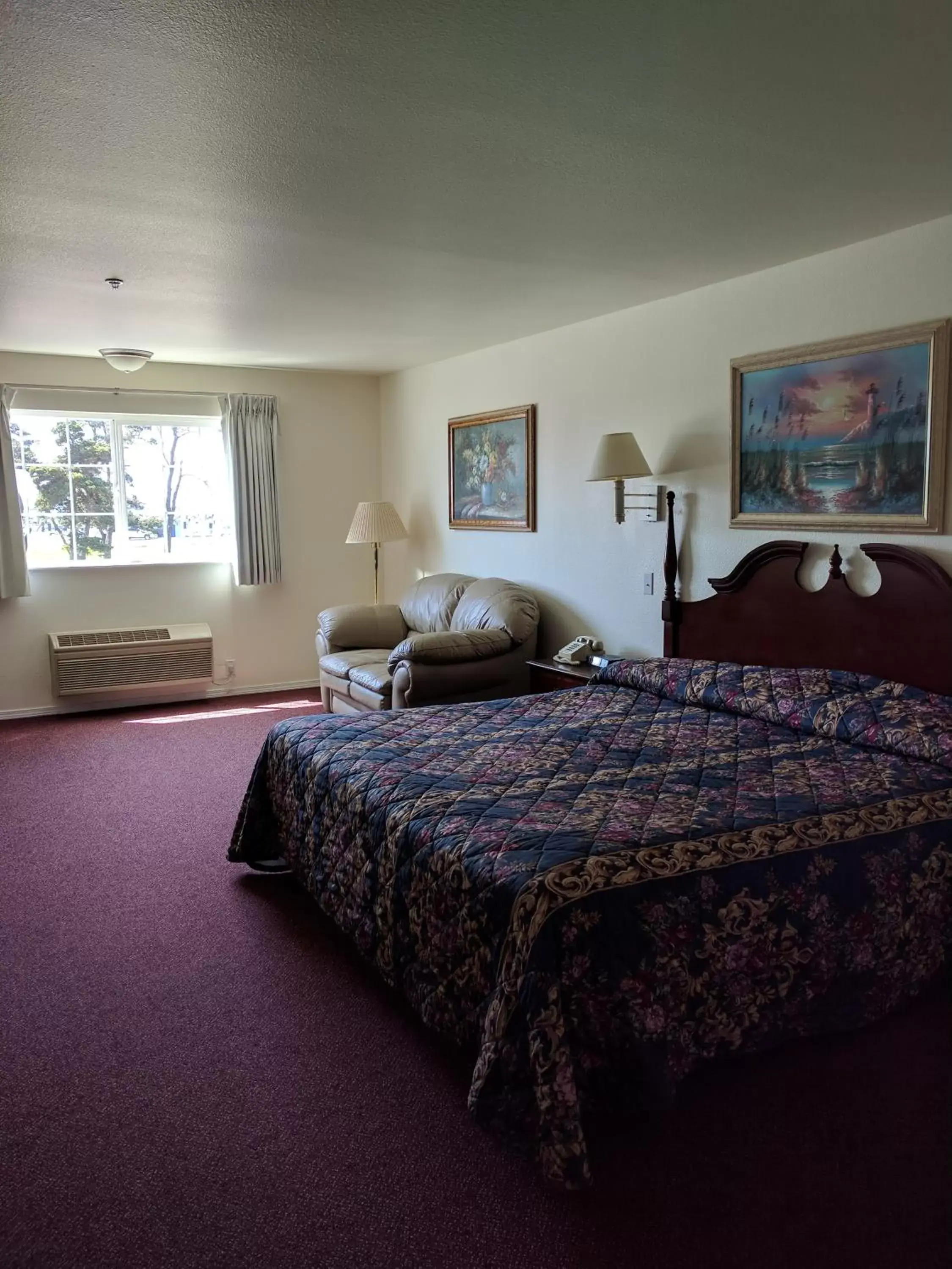 Photo of the whole room, Bed in Lighthouse Inn