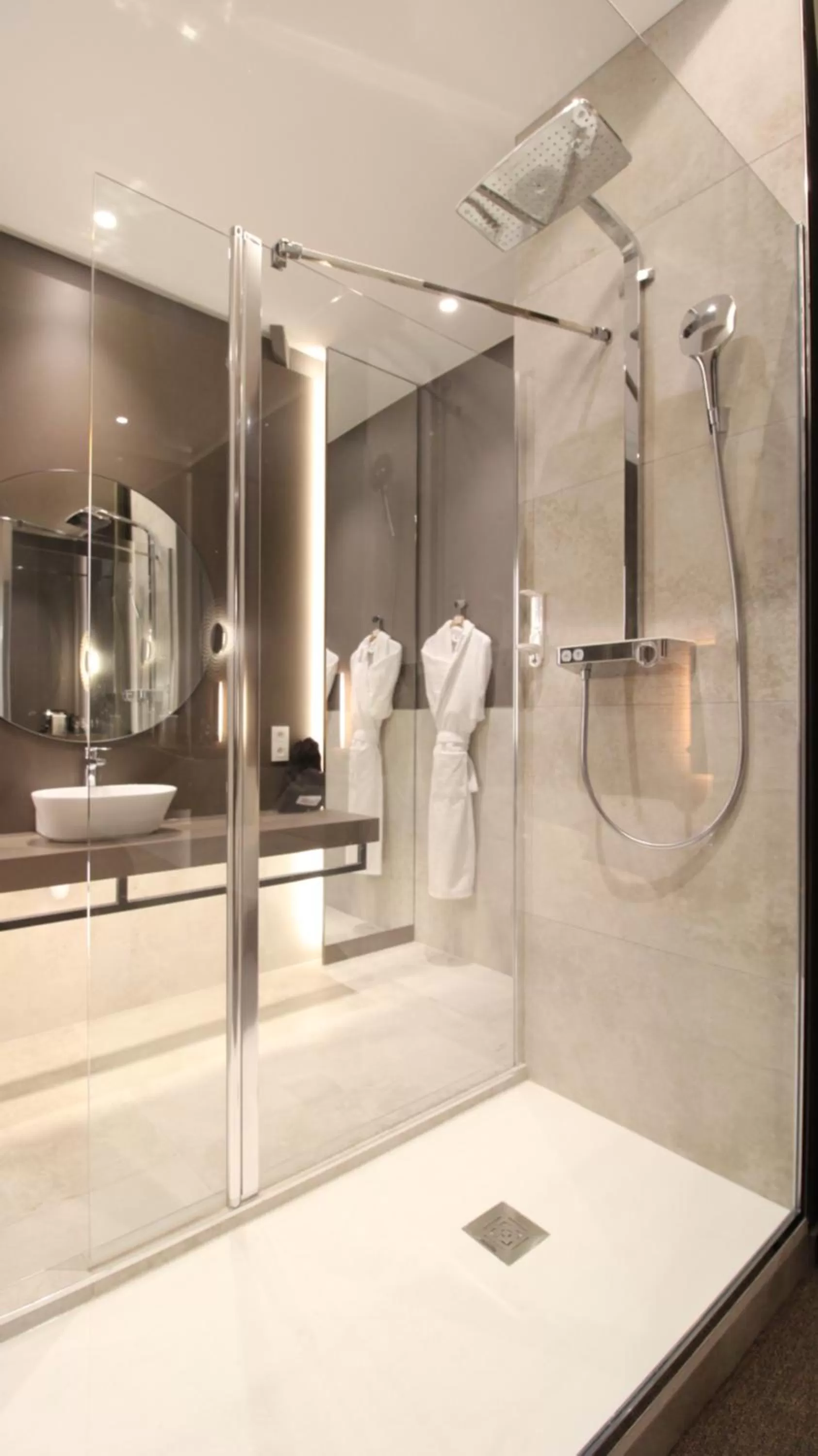 Shower, Bathroom in MiHotel Sala