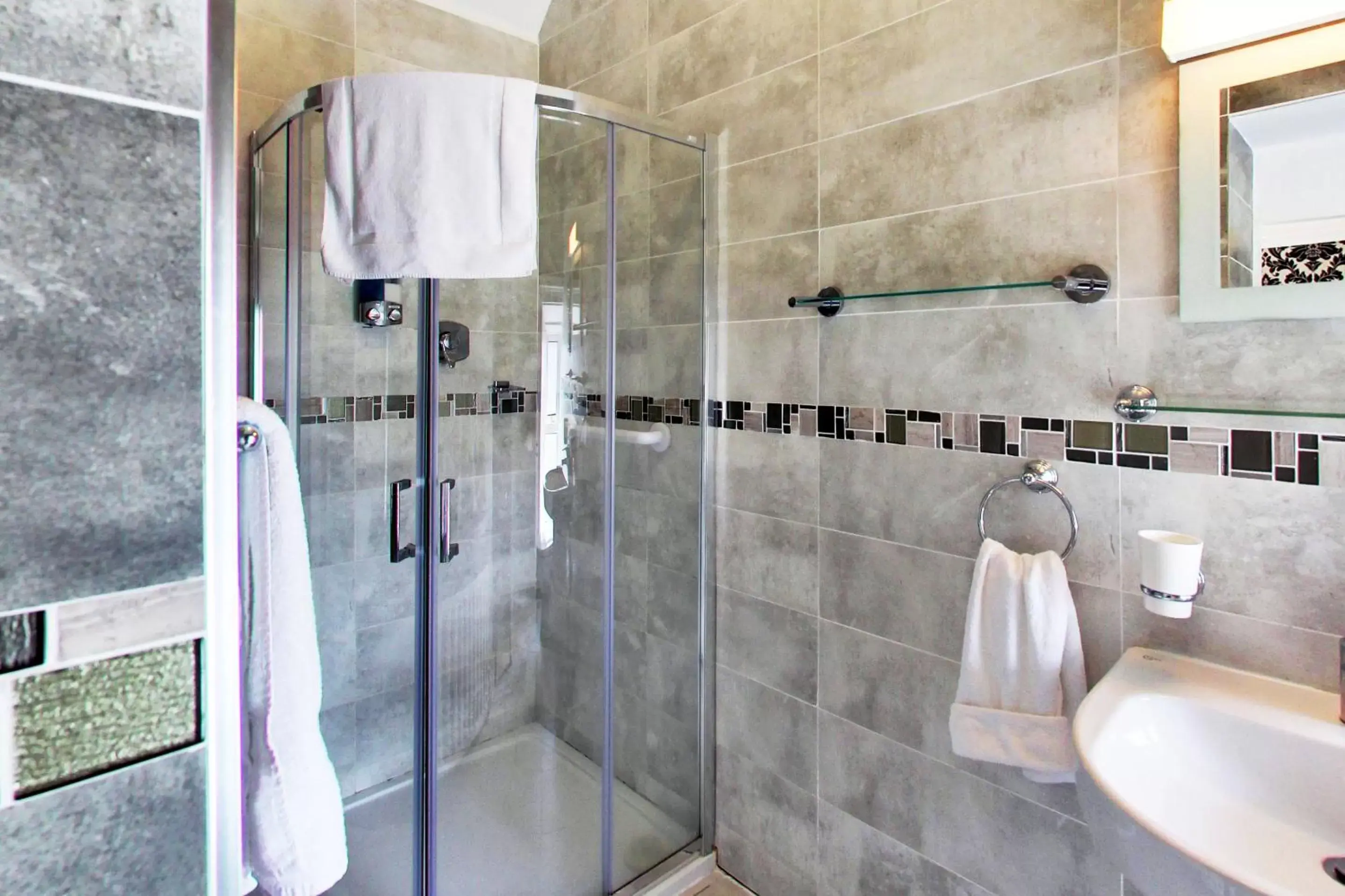 Shower, Bathroom in Robin Hill House B&B