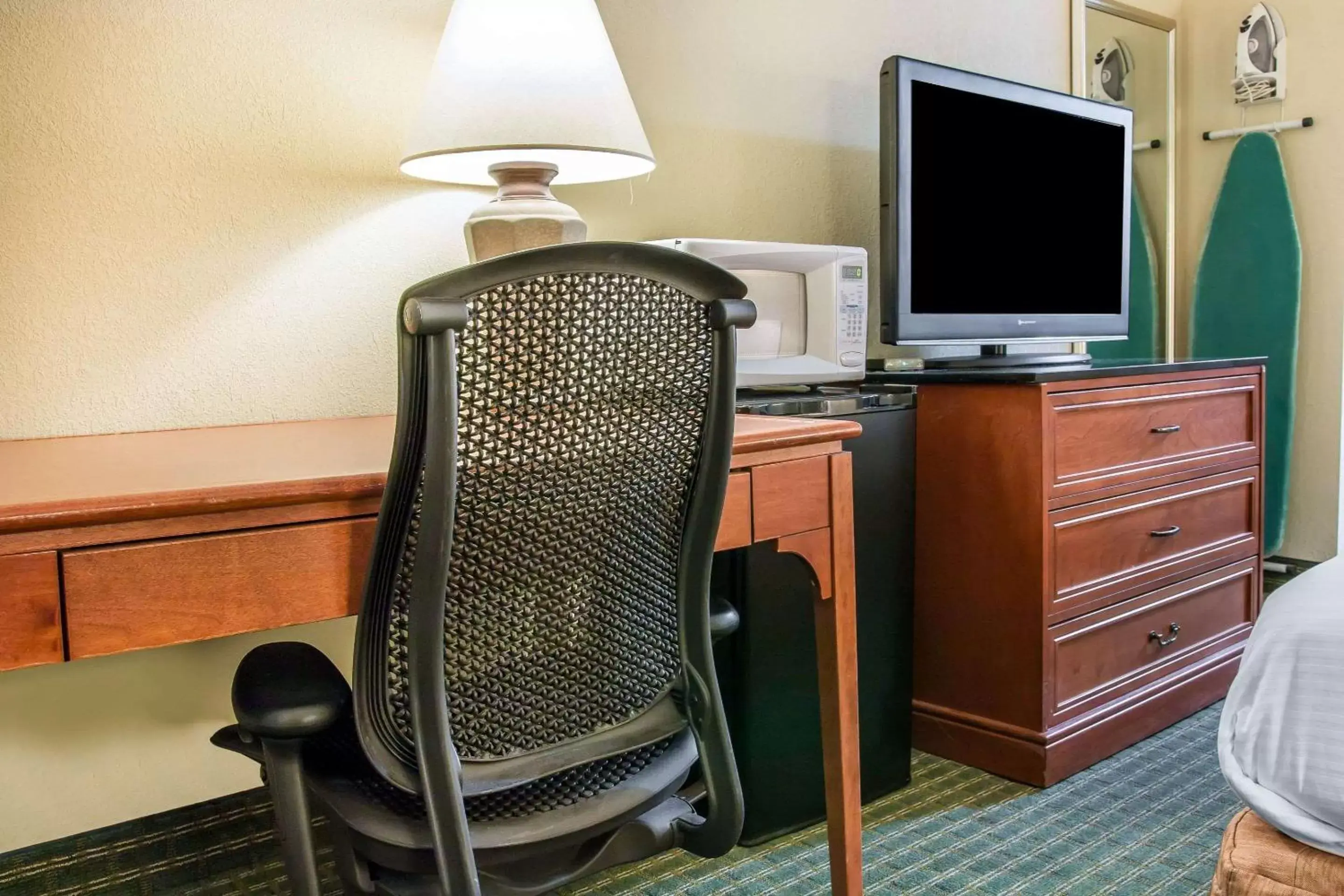 Photo of the whole room, TV/Entertainment Center in Rodeway Inn Grand Haven