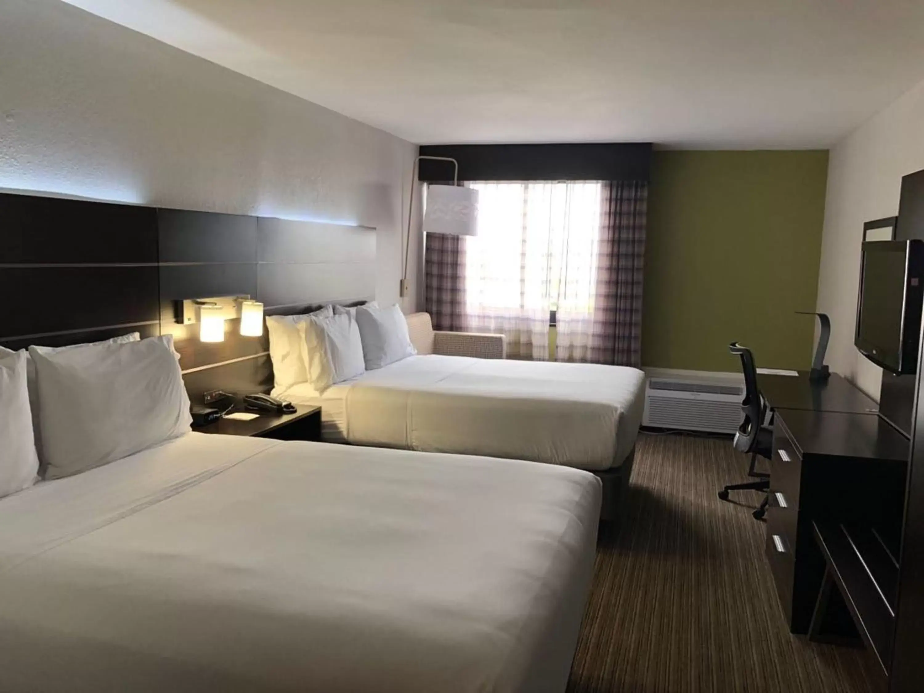 Photo of the whole room, Bed in Holiday Inn Express Hotel & Suites Miami - Hialeah, an IHG Hotel