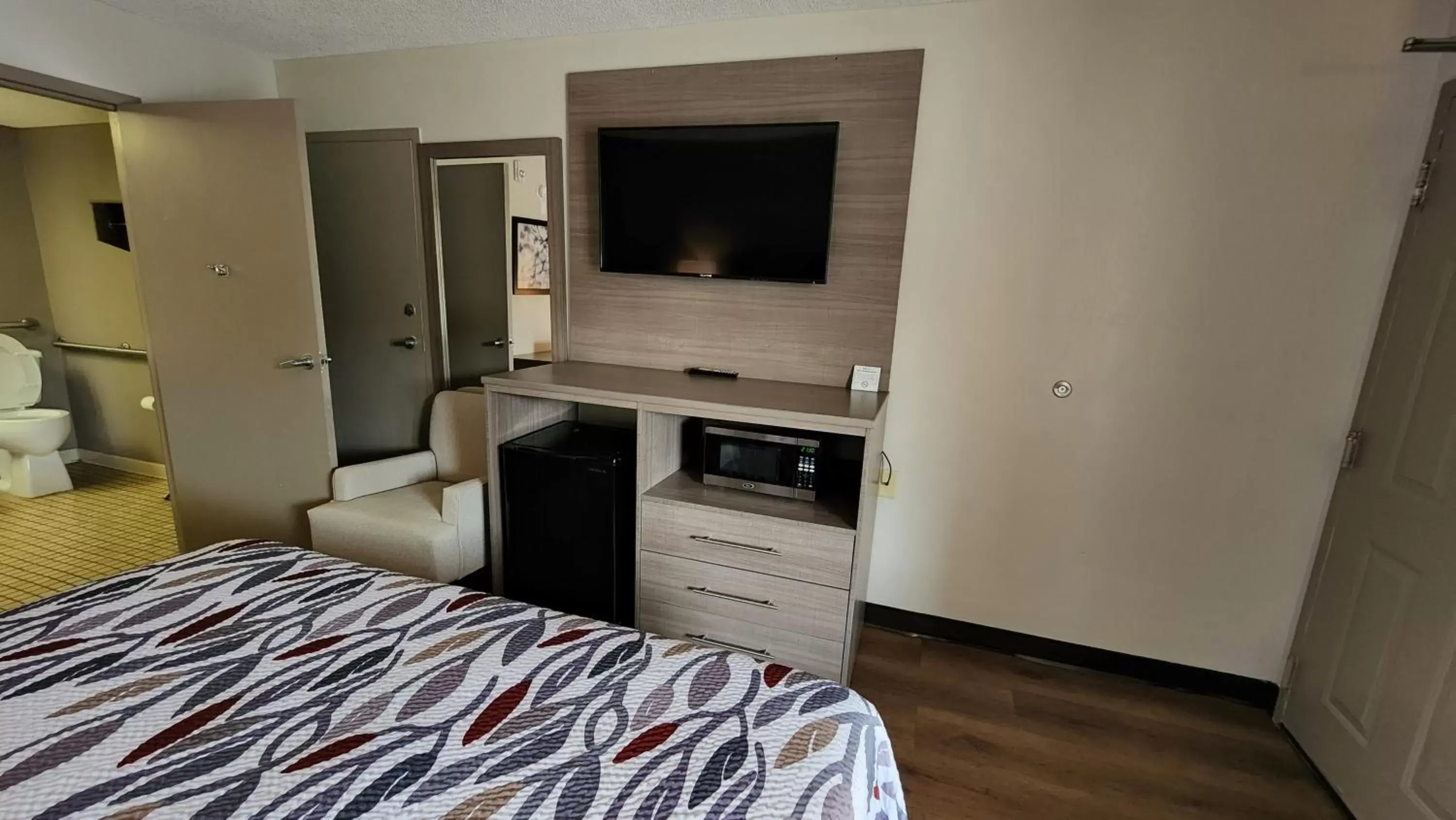 Photo of the whole room, TV/Entertainment Center in Red Roof Inn Perry