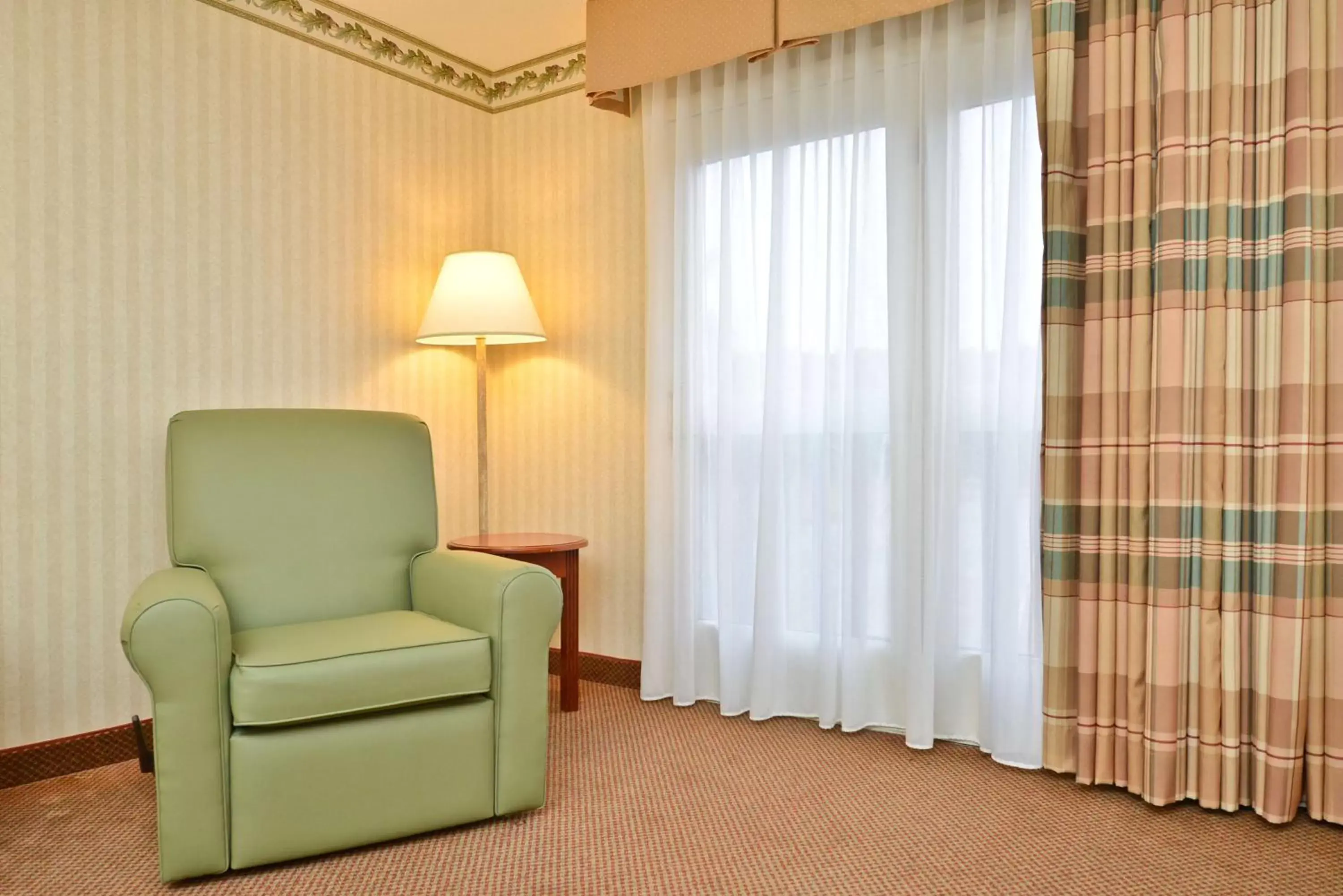 Photo of the whole room, Seating Area in Best Western - Freeport Inn