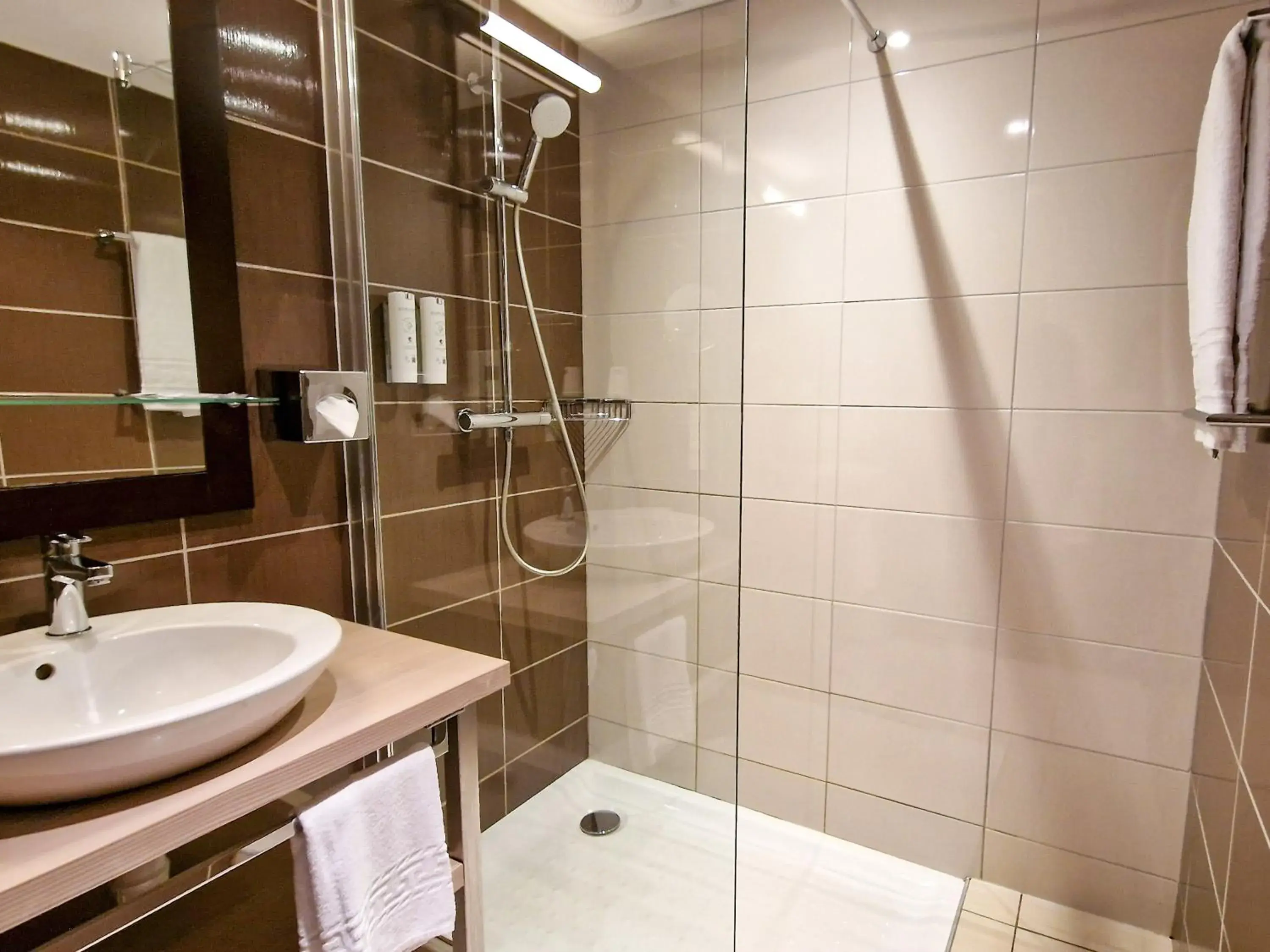 Bedroom, Bathroom in Kyriad Prestige Dijon Nord - Valmy