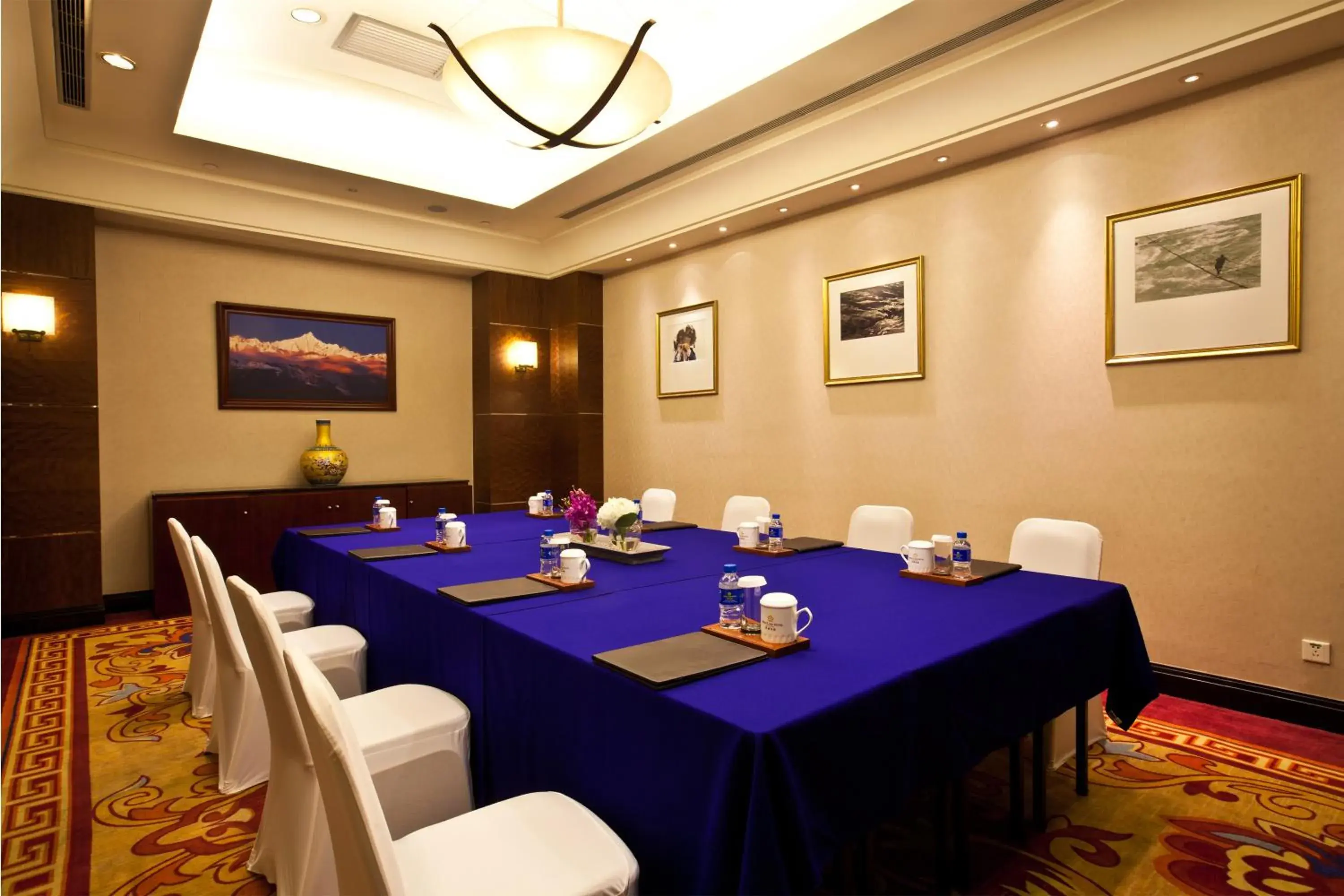 Business facilities in Zhongwei Green Lake Hotel Kunming