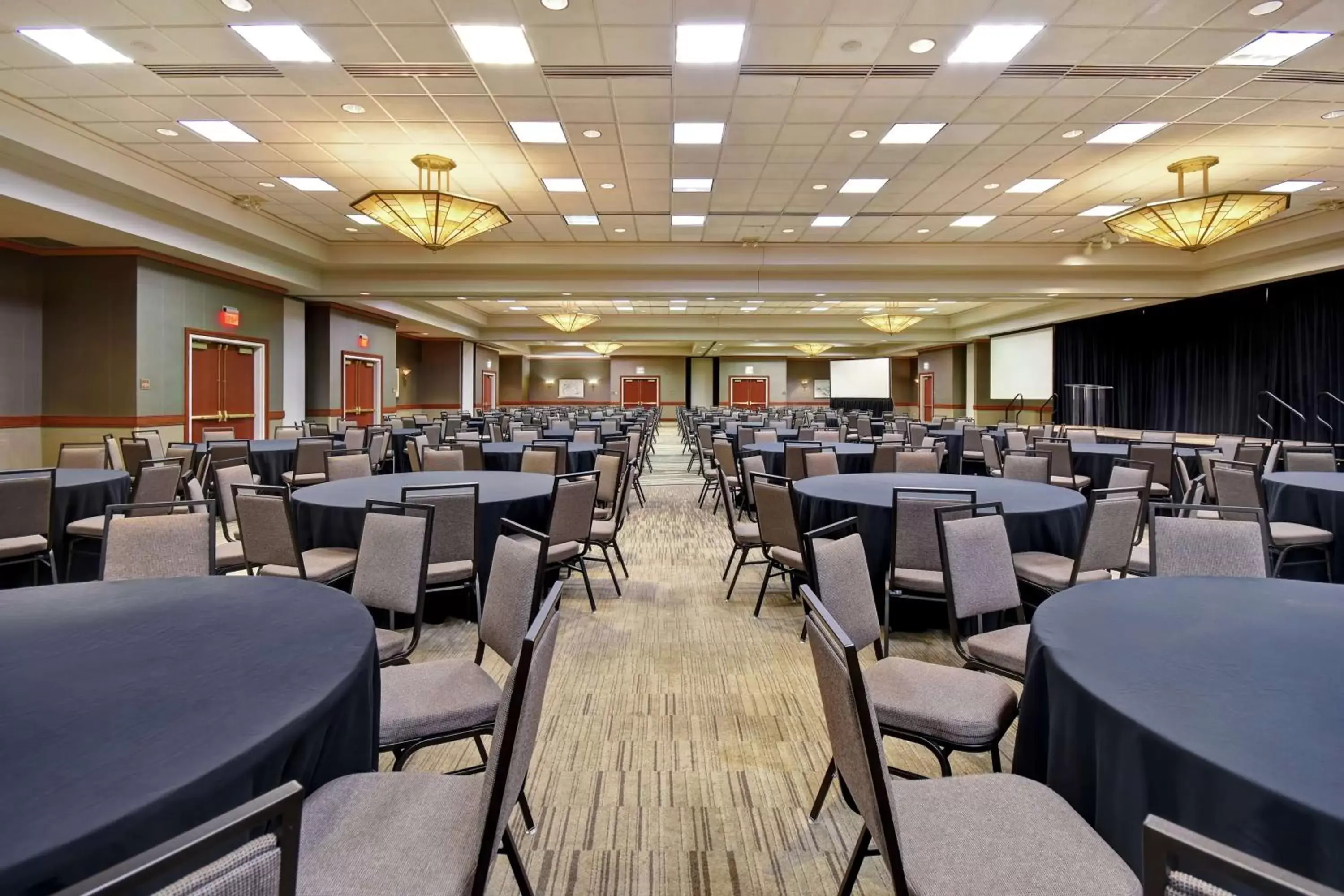 Meeting/conference room, Restaurant/Places to Eat in Embassy Suites Little Rock