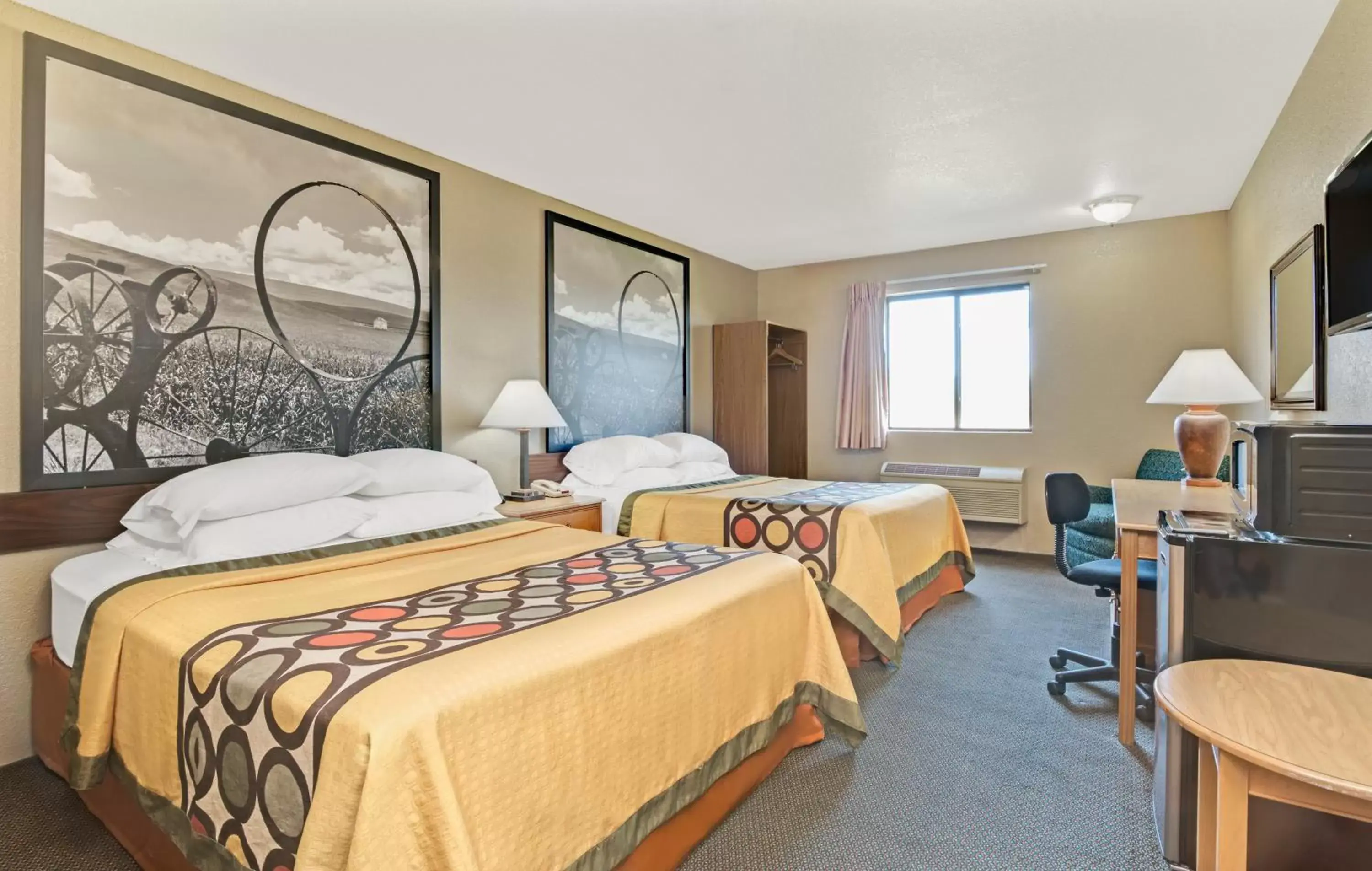 Bedroom in Super 8 by Wyndham Spokane/West