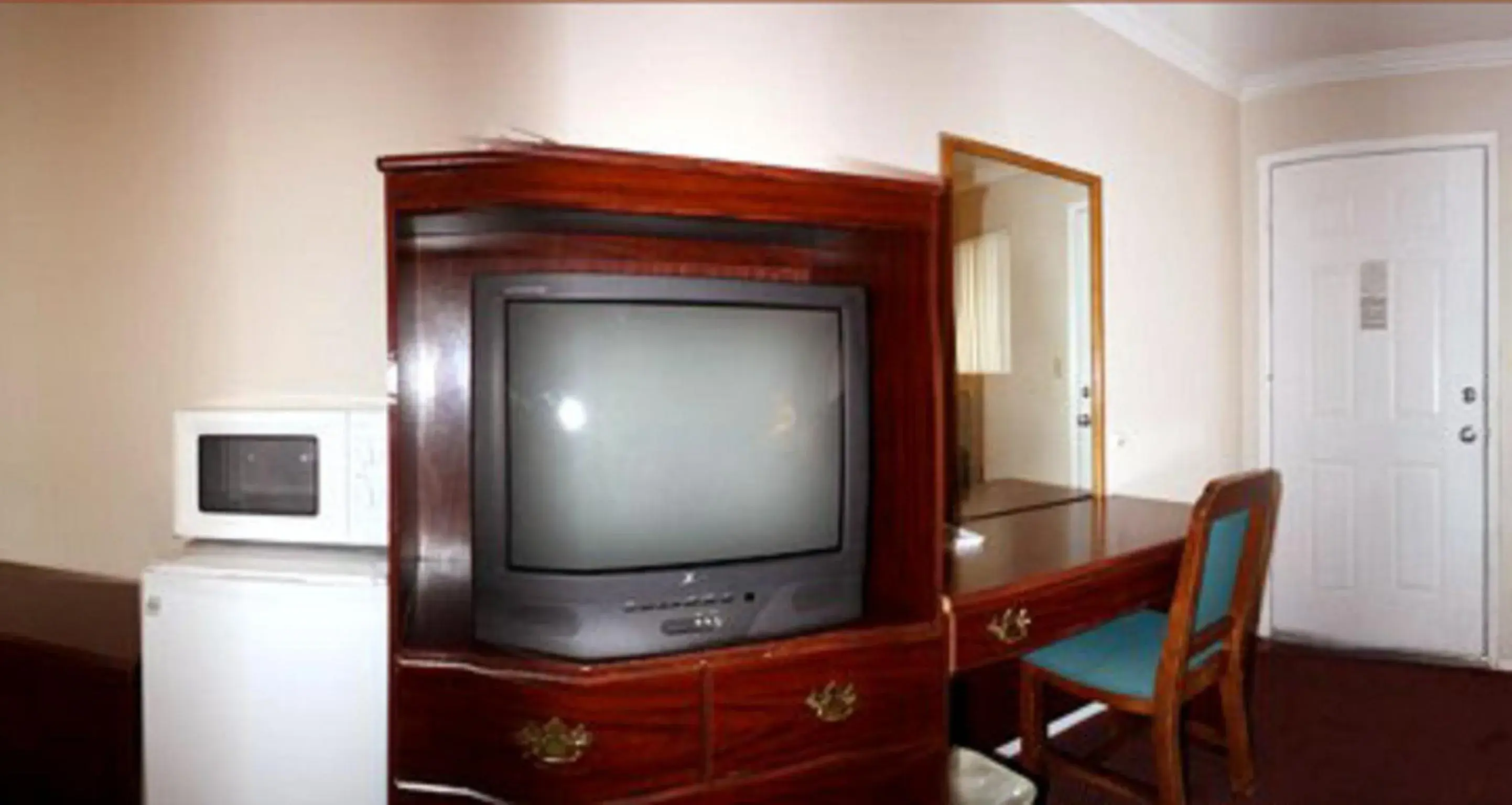 TV and multimedia, TV/Entertainment Center in Sunset Inn and Suites West Sacramento