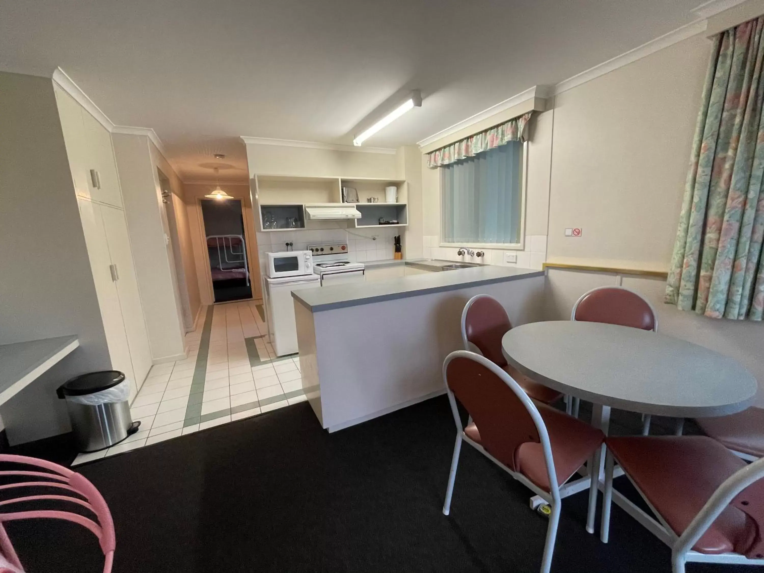 Kitchen/Kitchenette in Parklane Motel