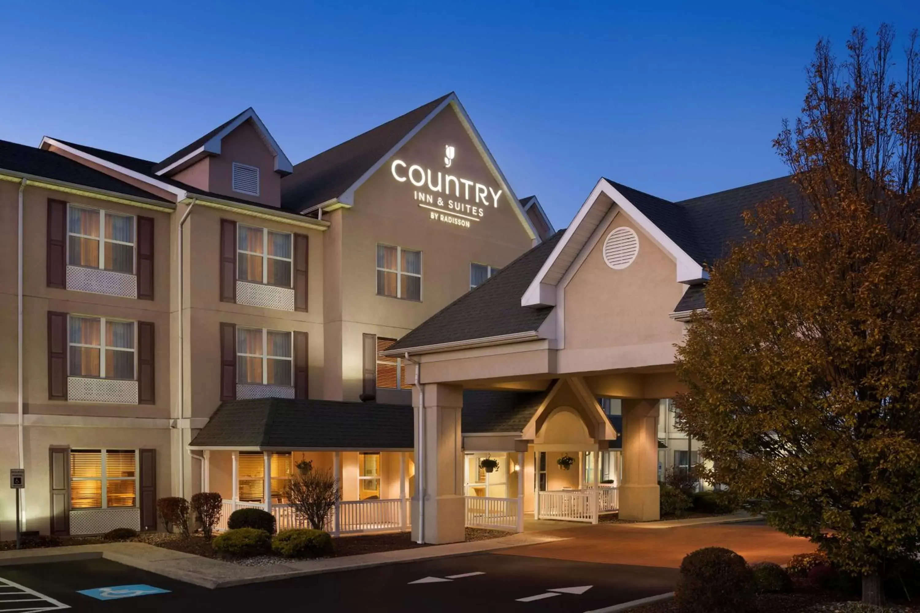 Property building in Country Inn & Suites by Radisson, Frackville (Pottsville), PA
